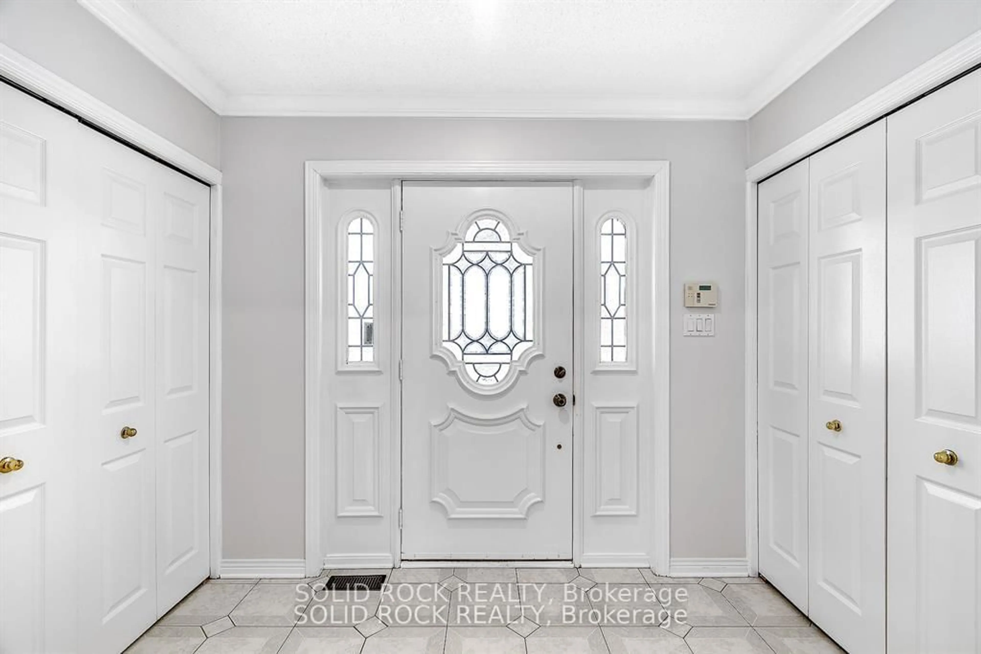 Indoor entryway for 42 Marchbrook Circ, Ottawa Ontario K2W 1A1