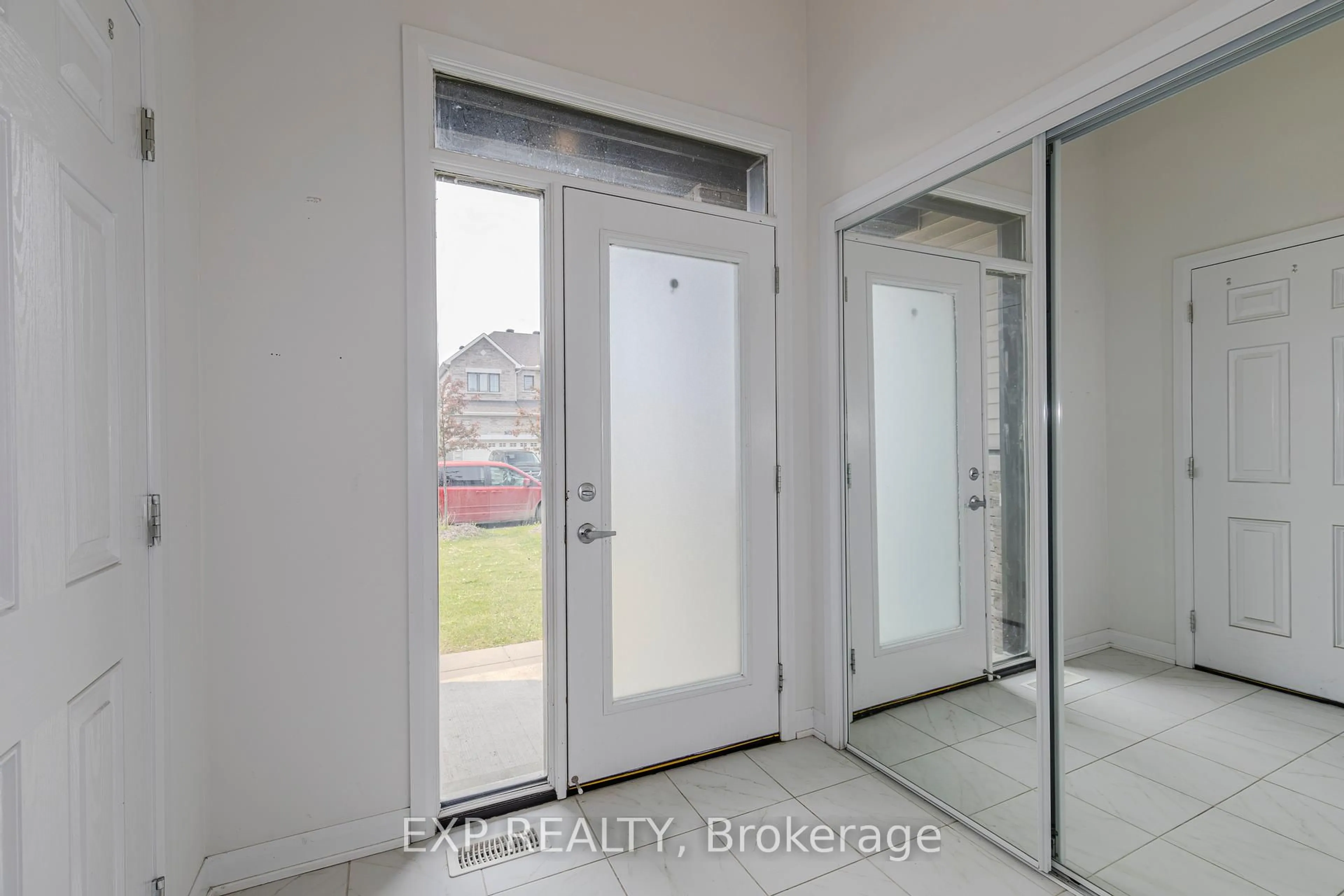 Indoor entryway for 727 Cashmere Terr, Ottawa Ontario K2J 6Z6