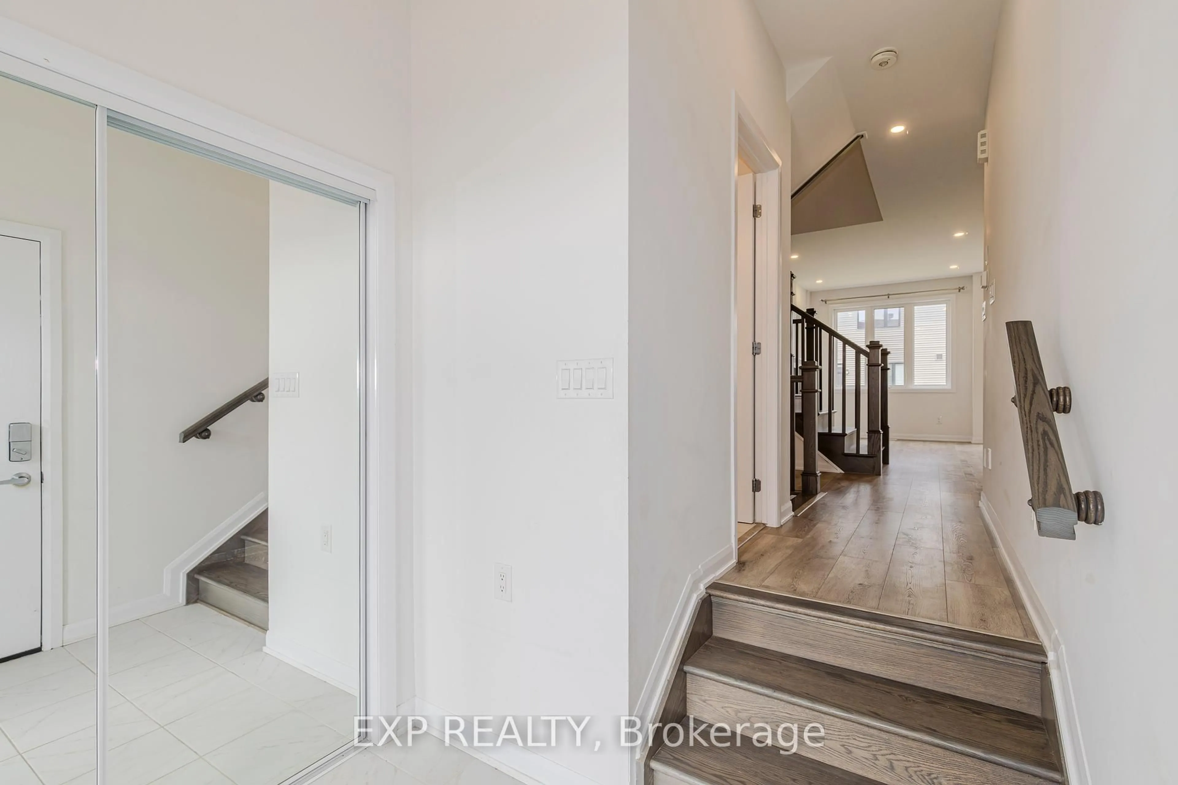 Indoor entryway for 727 Cashmere Terr, Ottawa Ontario K2J 6Z6