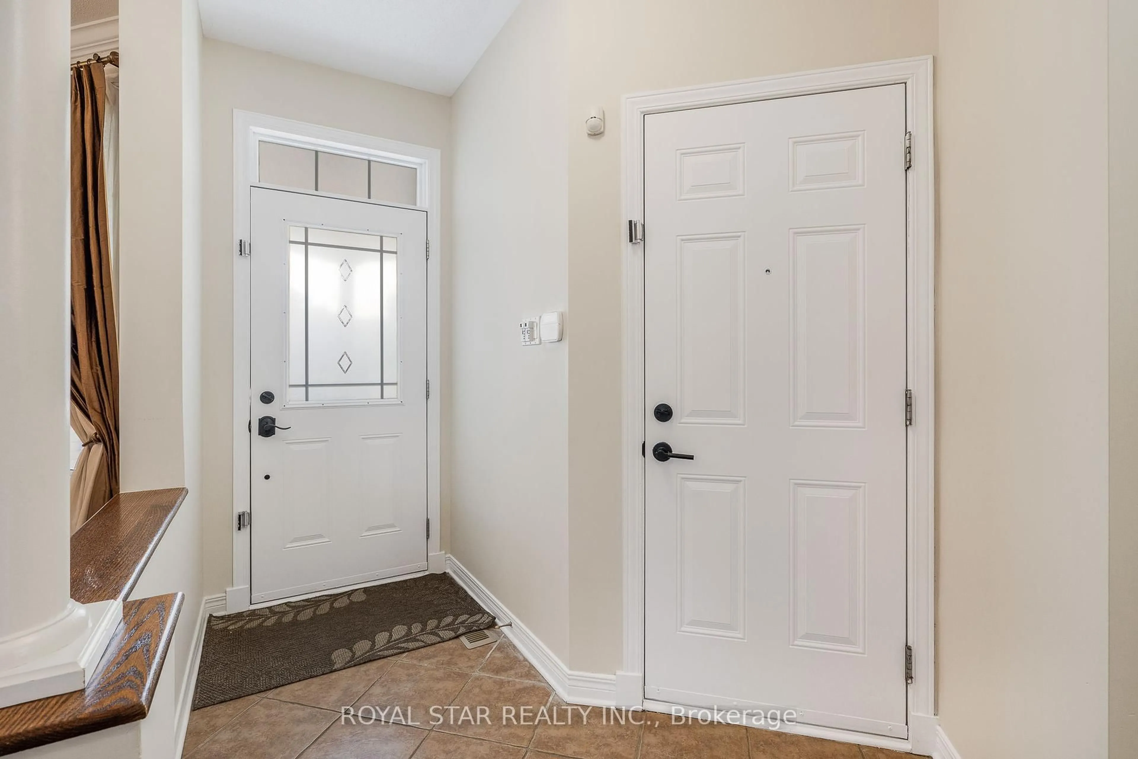 Indoor entryway for 846 Feather Moss Way, Ottawa Ontario K1V 1X2