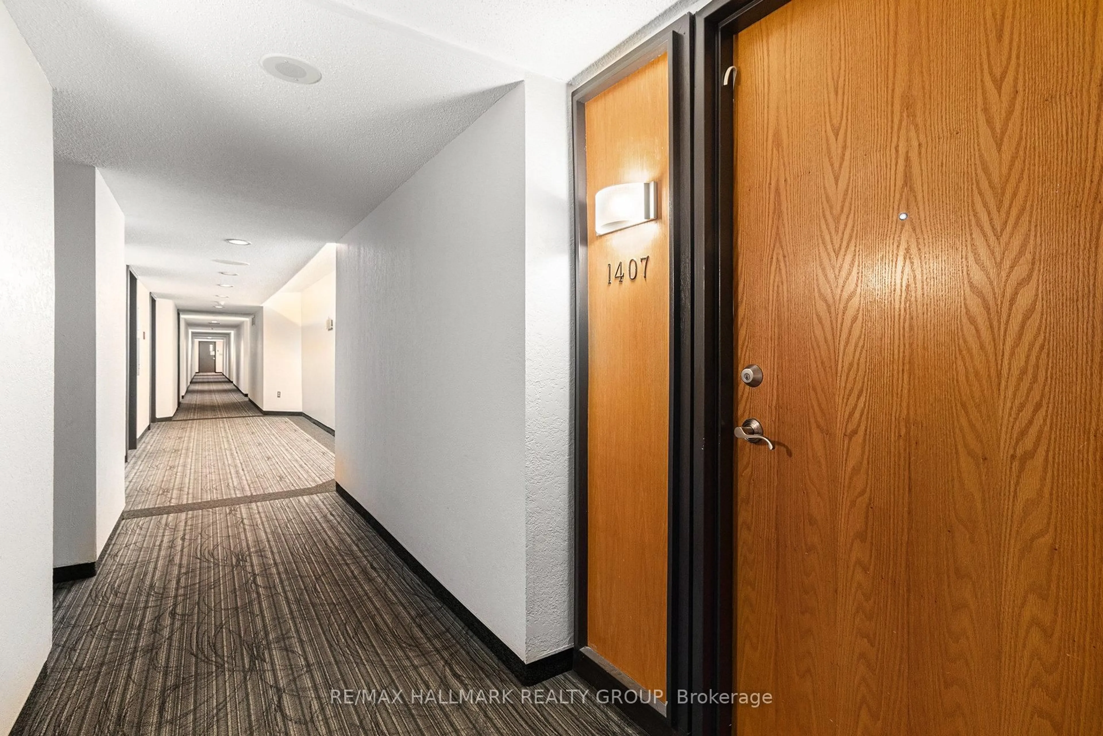Indoor foyer for 2759 Carousel Cres #1407, Ottawa Ontario K1T 2N5
