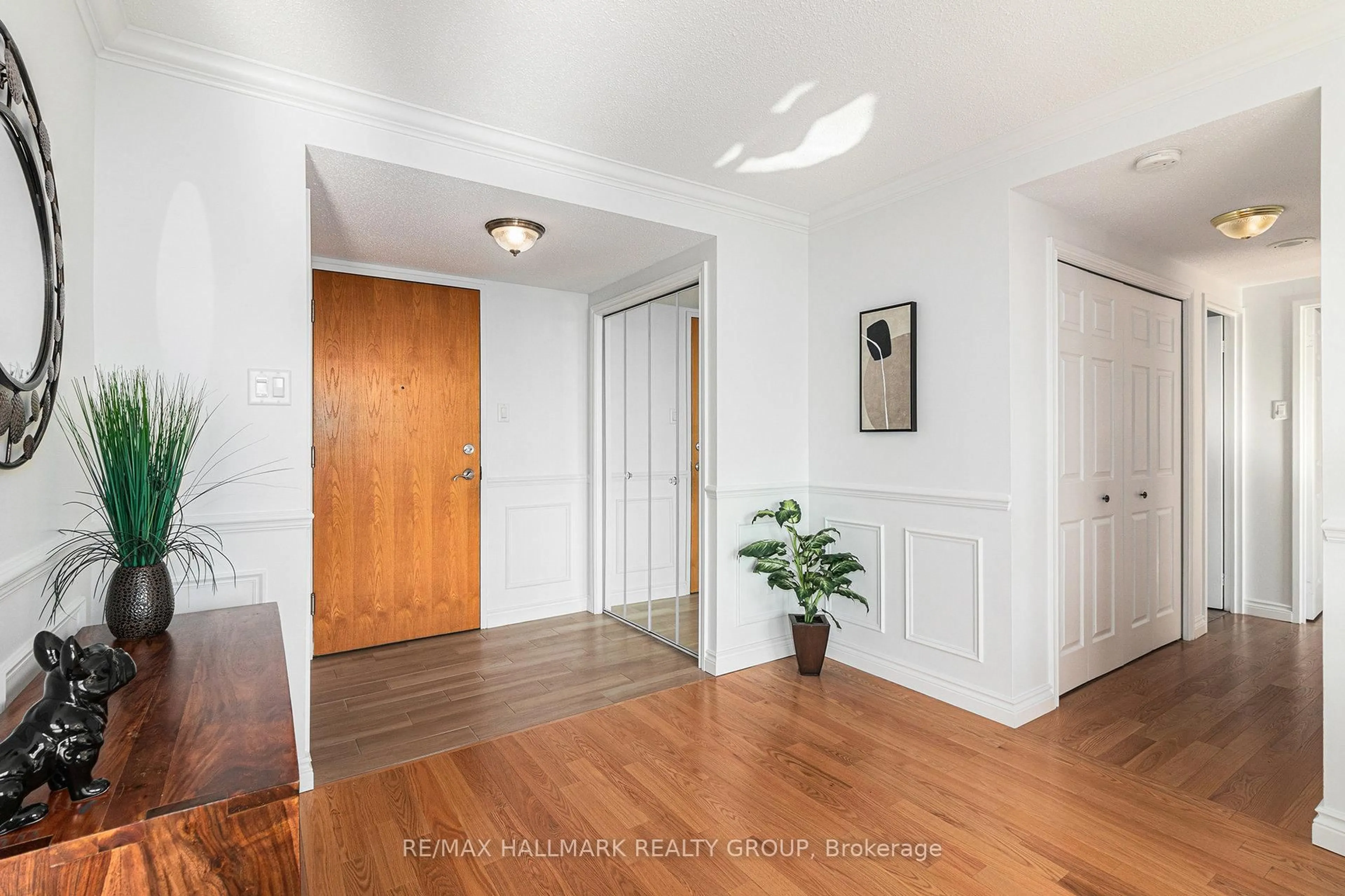 Indoor entryway for 2759 Carousel Cres #1407, Ottawa Ontario K1T 2N5