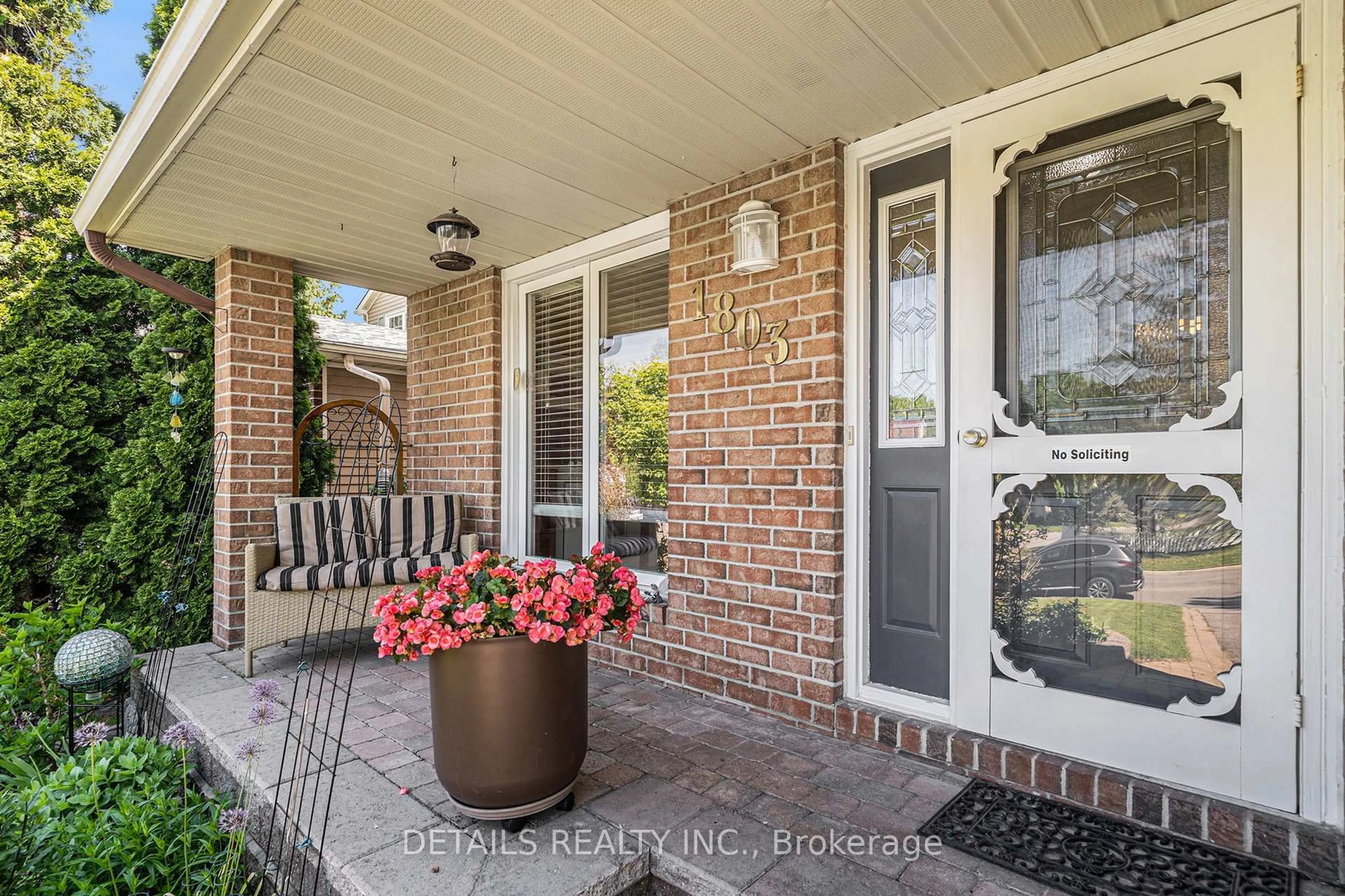 Indoor entryway for 1803 Windflower Way, Ottawa Ontario K1C 5Z1