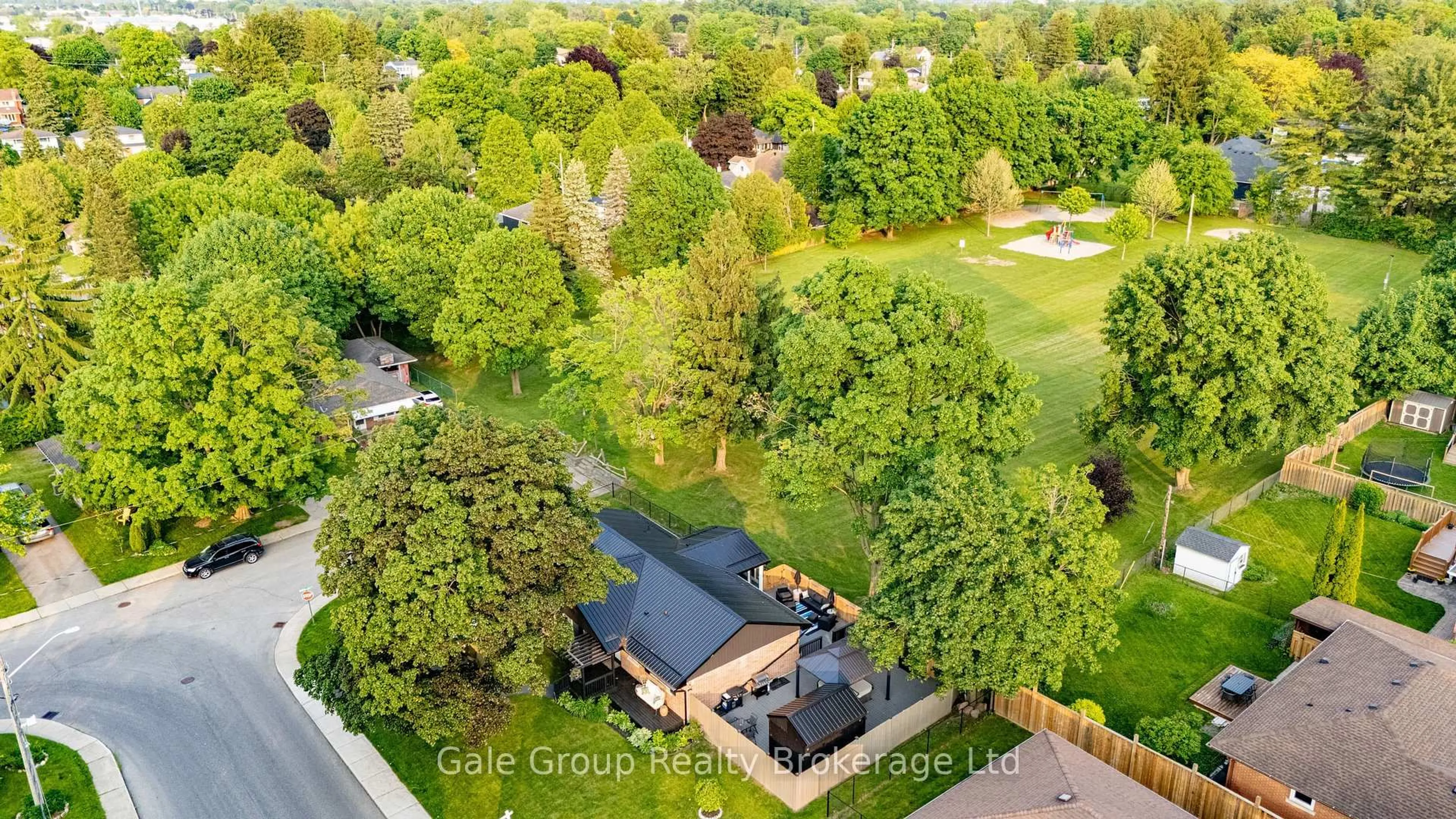 A pic from outside/outdoor area/front of a property/back of a property/a pic from drone, unknown for 570 FAIR St, Woodstock Ontario N4S 5V4