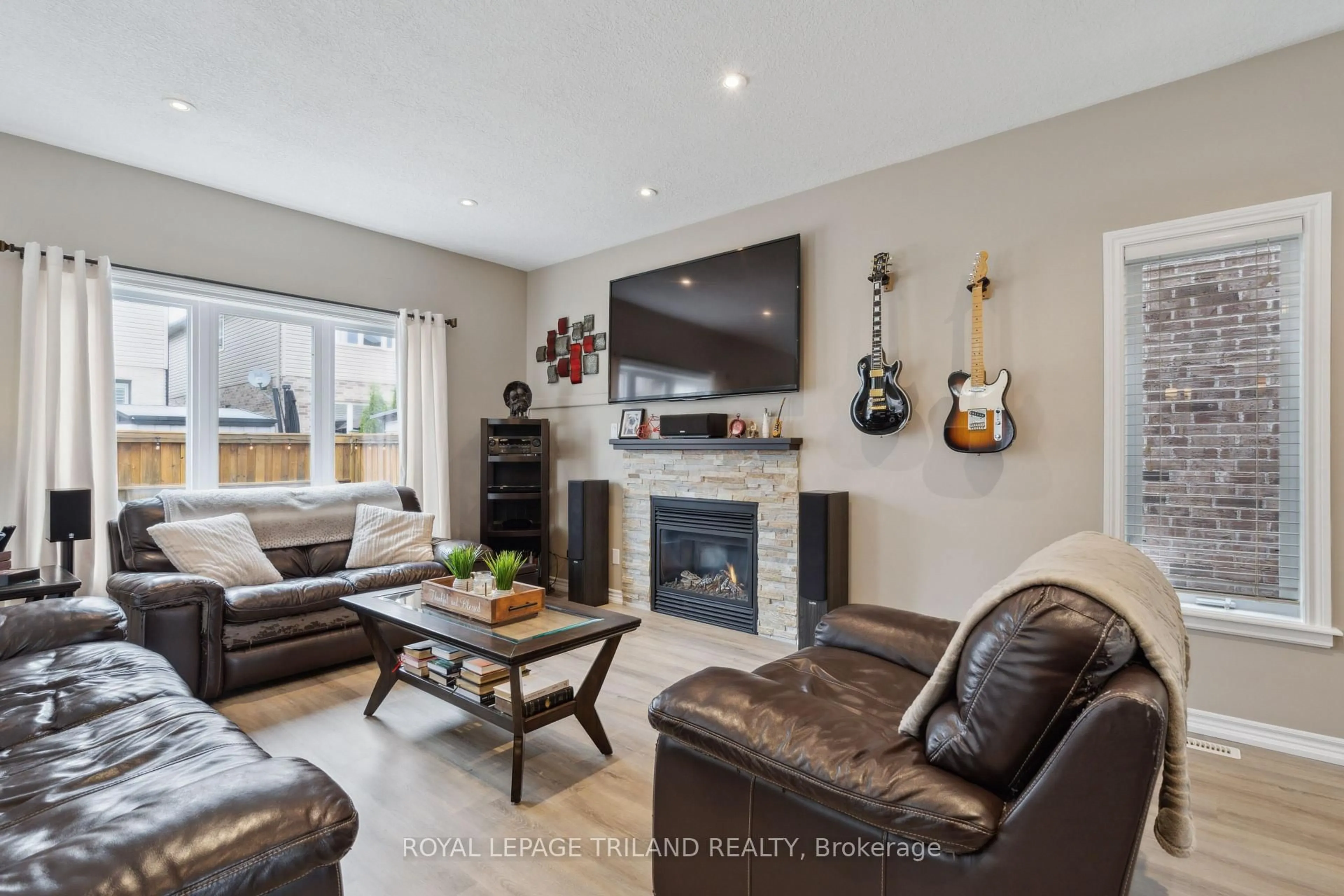 Living room with furniture, wood/laminate floor for 6716 Navin Cres, London South Ontario N6P 0B7