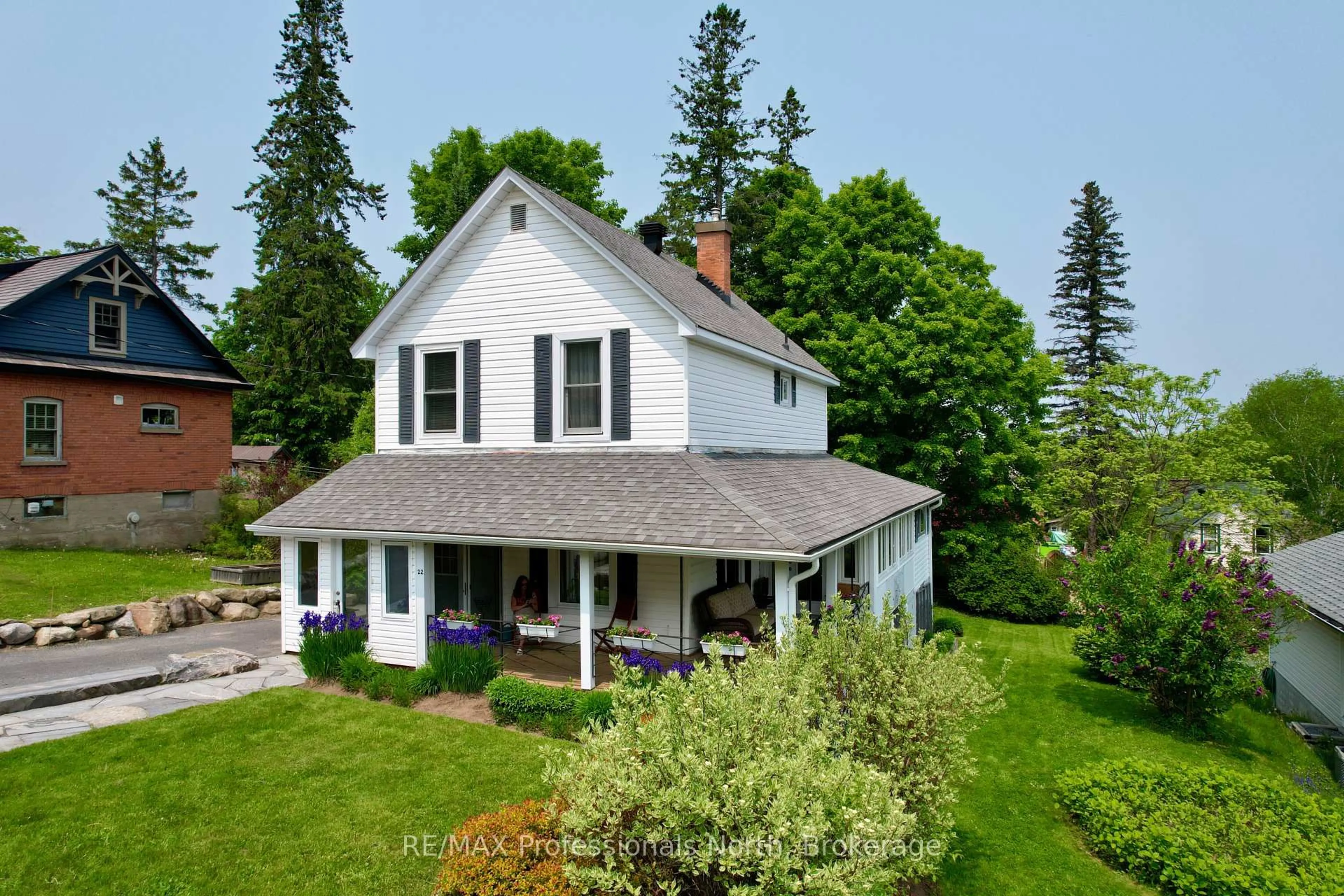A pic from outside/outdoor area/front of a property/back of a property/a pic from drone, street for 22 Lansdowne St W St, Huntsville Ontario P1H 1W1