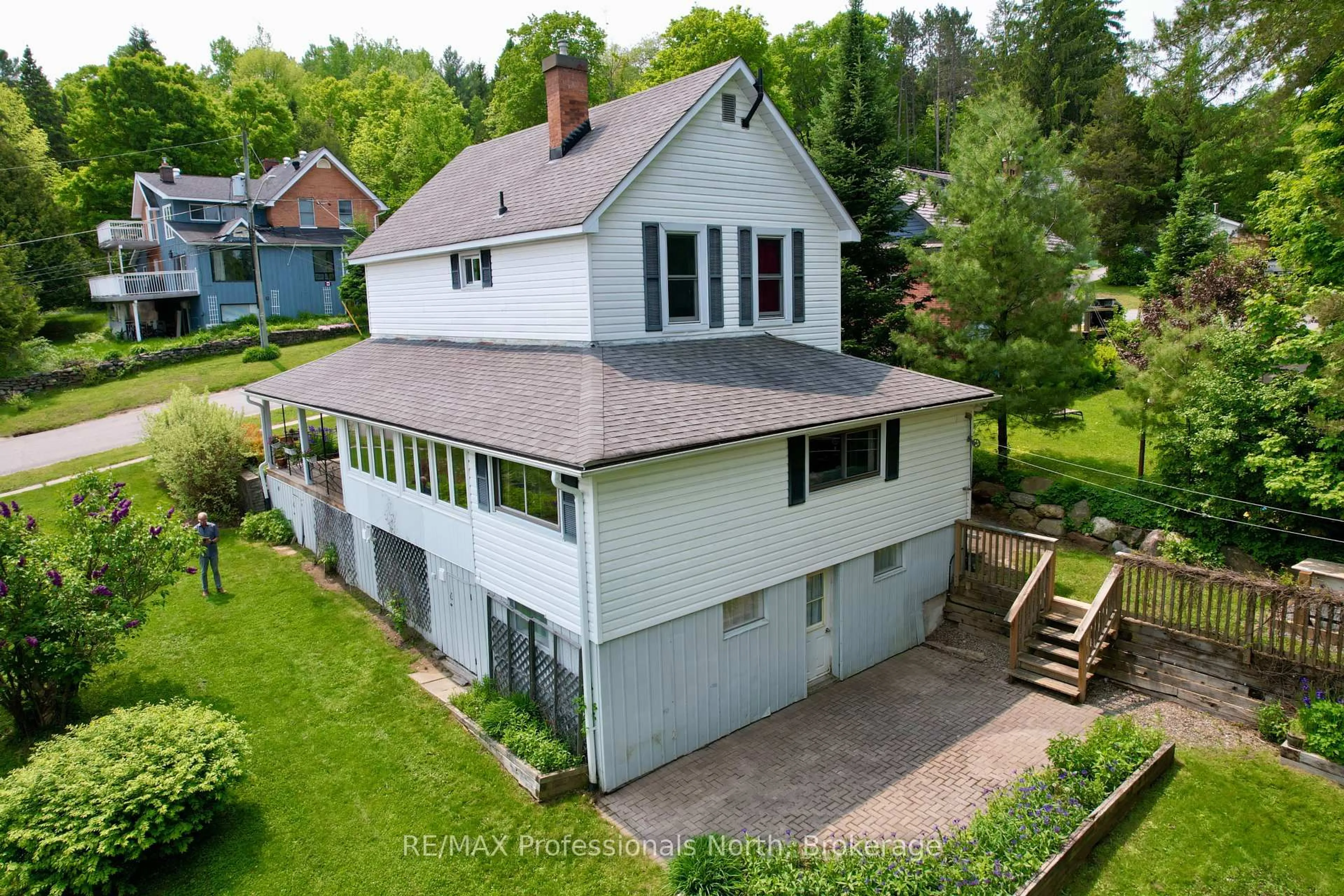 A pic from outside/outdoor area/front of a property/back of a property/a pic from drone, building for 22 Lansdowne St W St, Huntsville Ontario P1H 1W1