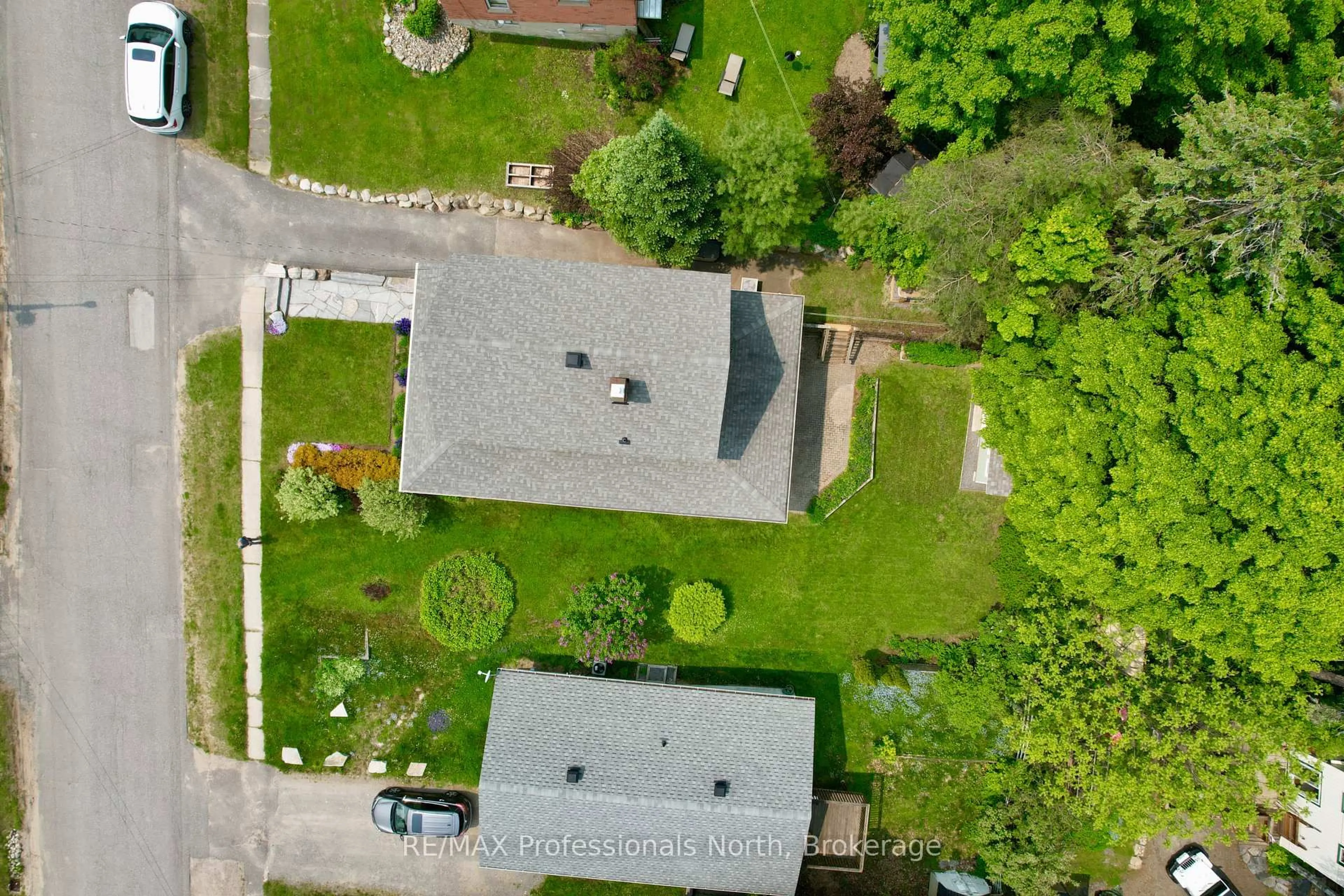 A pic from outside/outdoor area/front of a property/back of a property/a pic from drone, street for 22 Lansdowne St W St, Huntsville Ontario P1H 1W1