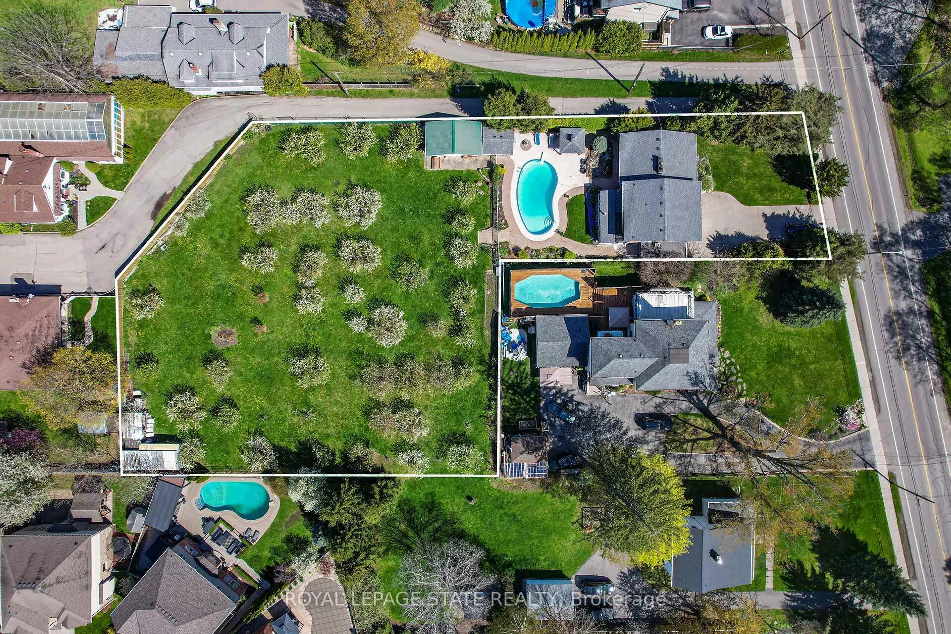 A pic from outside/outdoor area/front of a property/back of a property/a pic from drone, street for 280A Main St, Grimsby Ontario L3M 1S4
