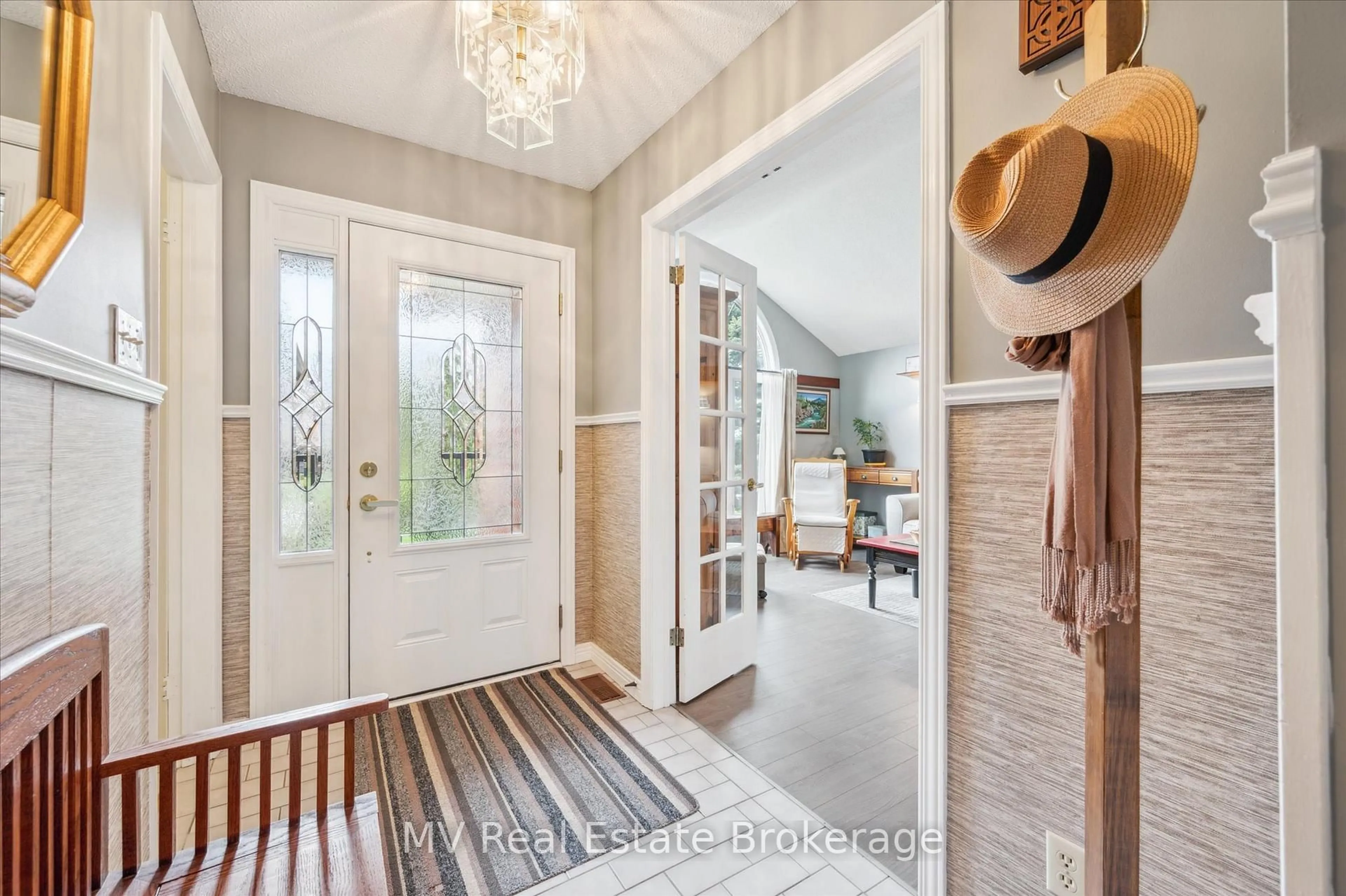 Indoor entryway for 524 Walker St, Centre Wellington Ontario N1M 3J1