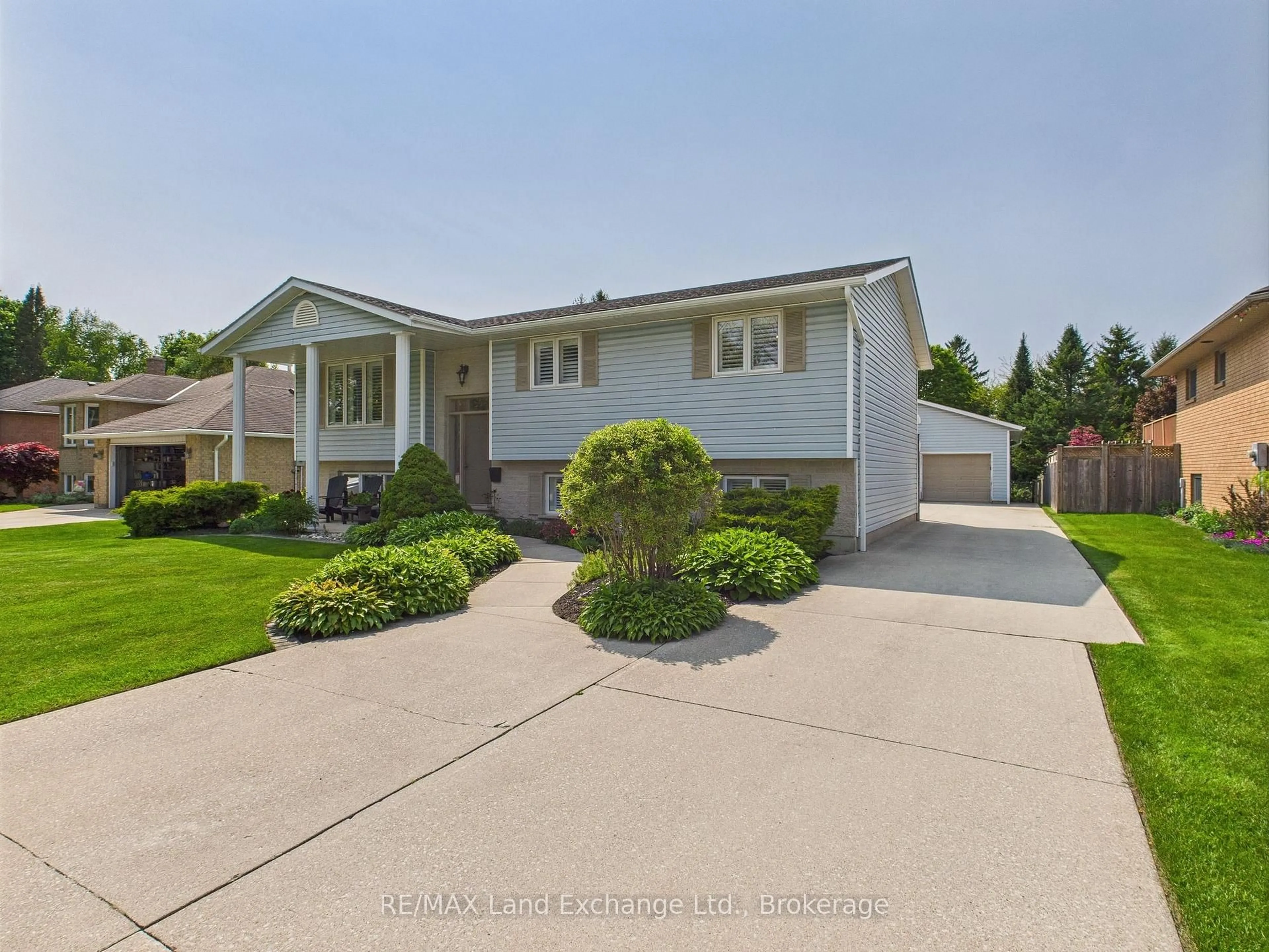 Home with vinyl exterior material, street for 370 Park St, Kincardine Ontario N2Z 3B1