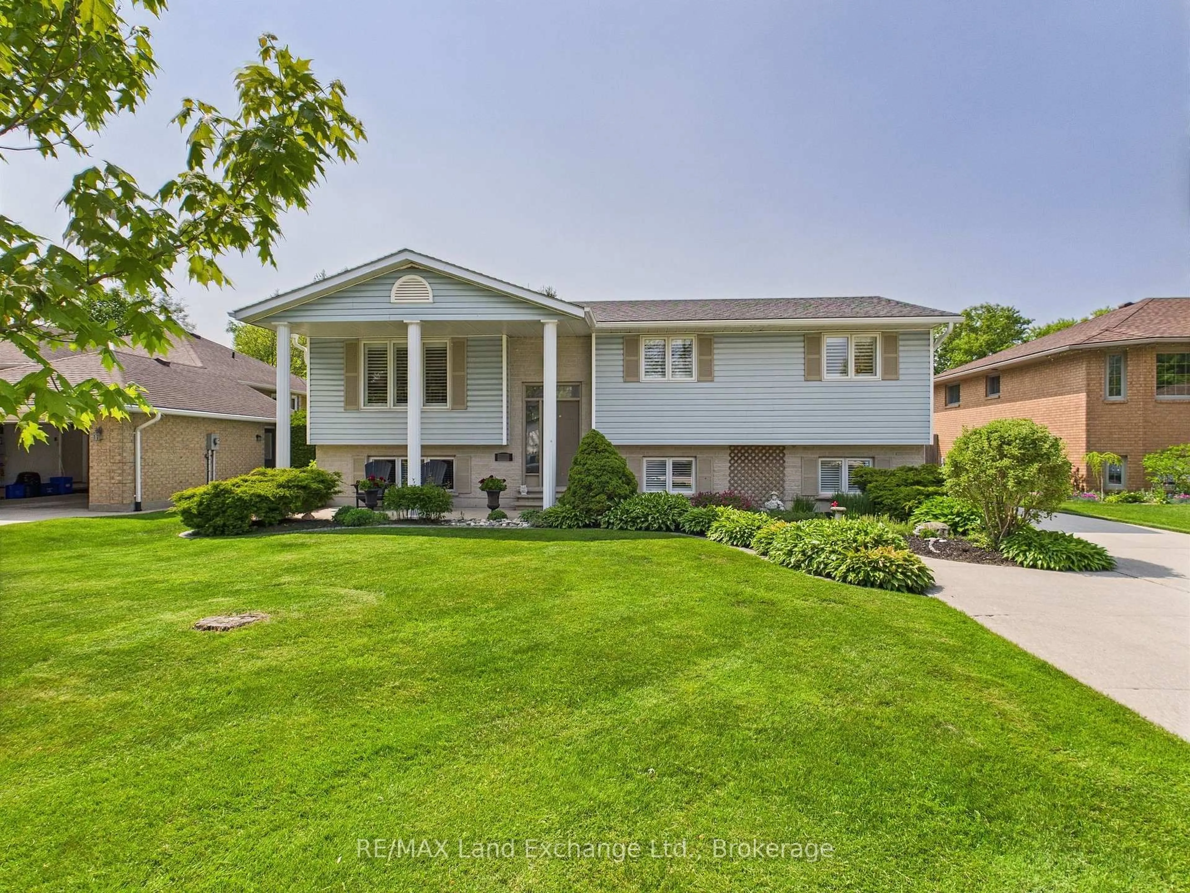 Home with vinyl exterior material, street for 370 Park St, Kincardine Ontario N2Z 3B1