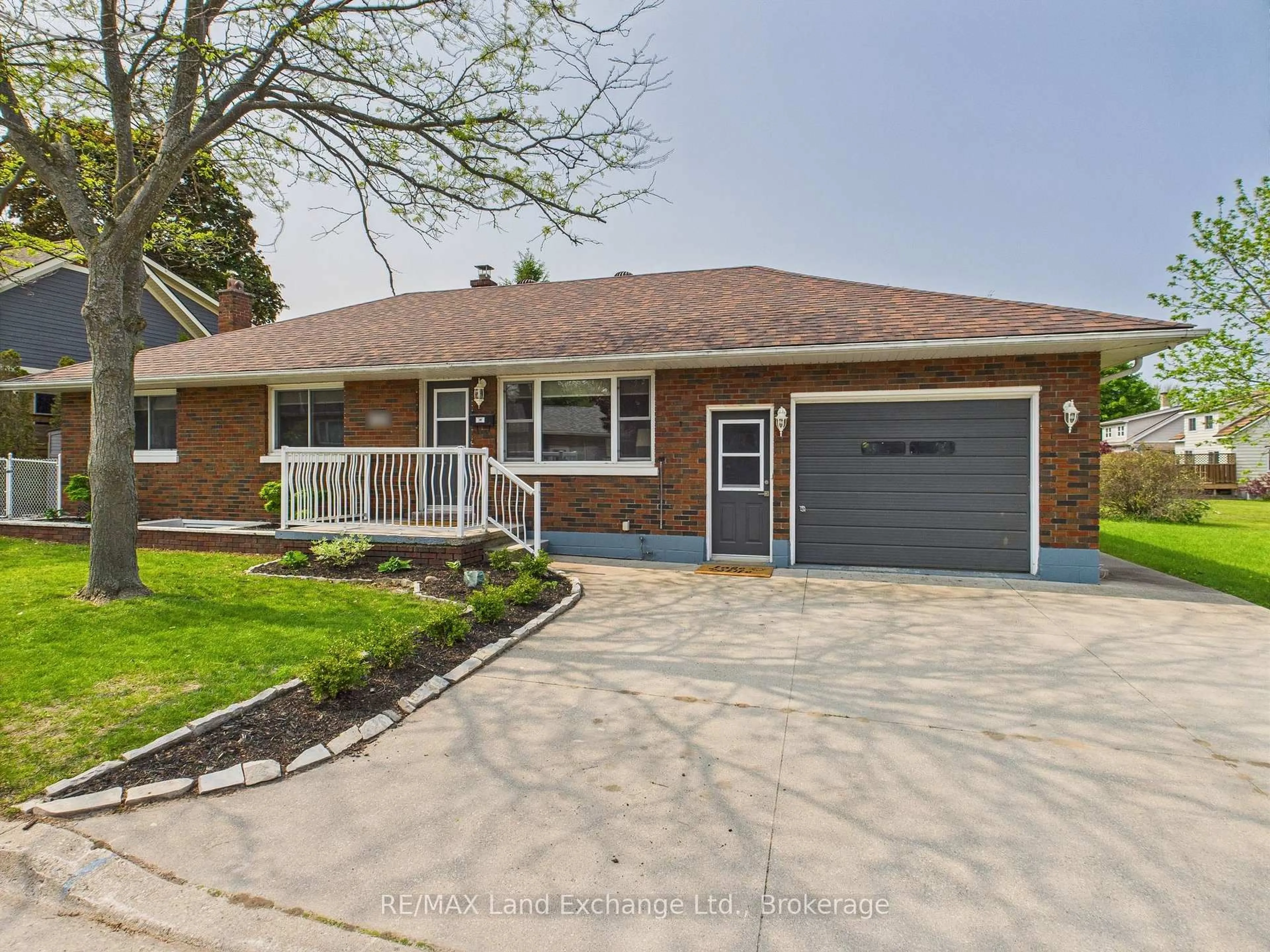 Home with brick exterior material, street for 262 Gordon St, Kincardine Ontario N2Z 2H5