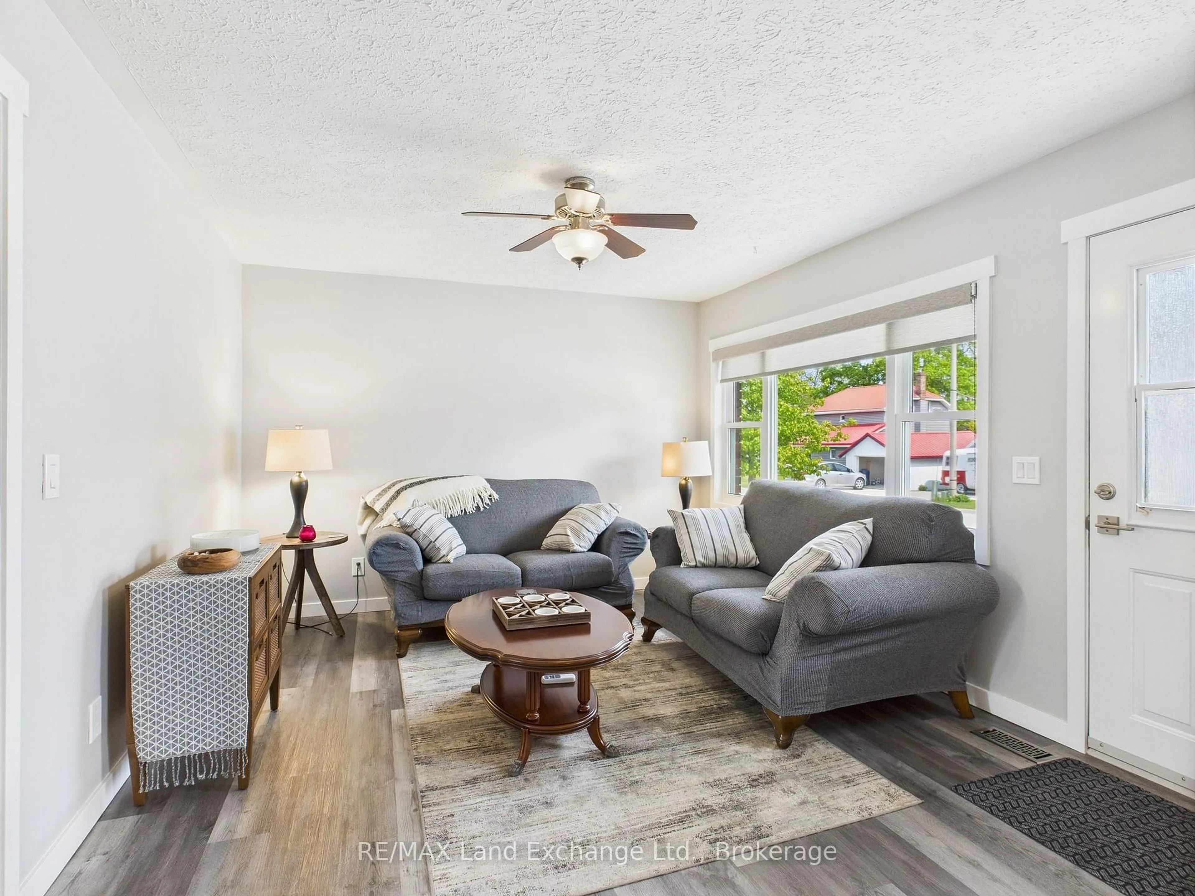 Living room with furniture, wood/laminate floor for 262 Gordon St, Kincardine Ontario N2Z 2H5