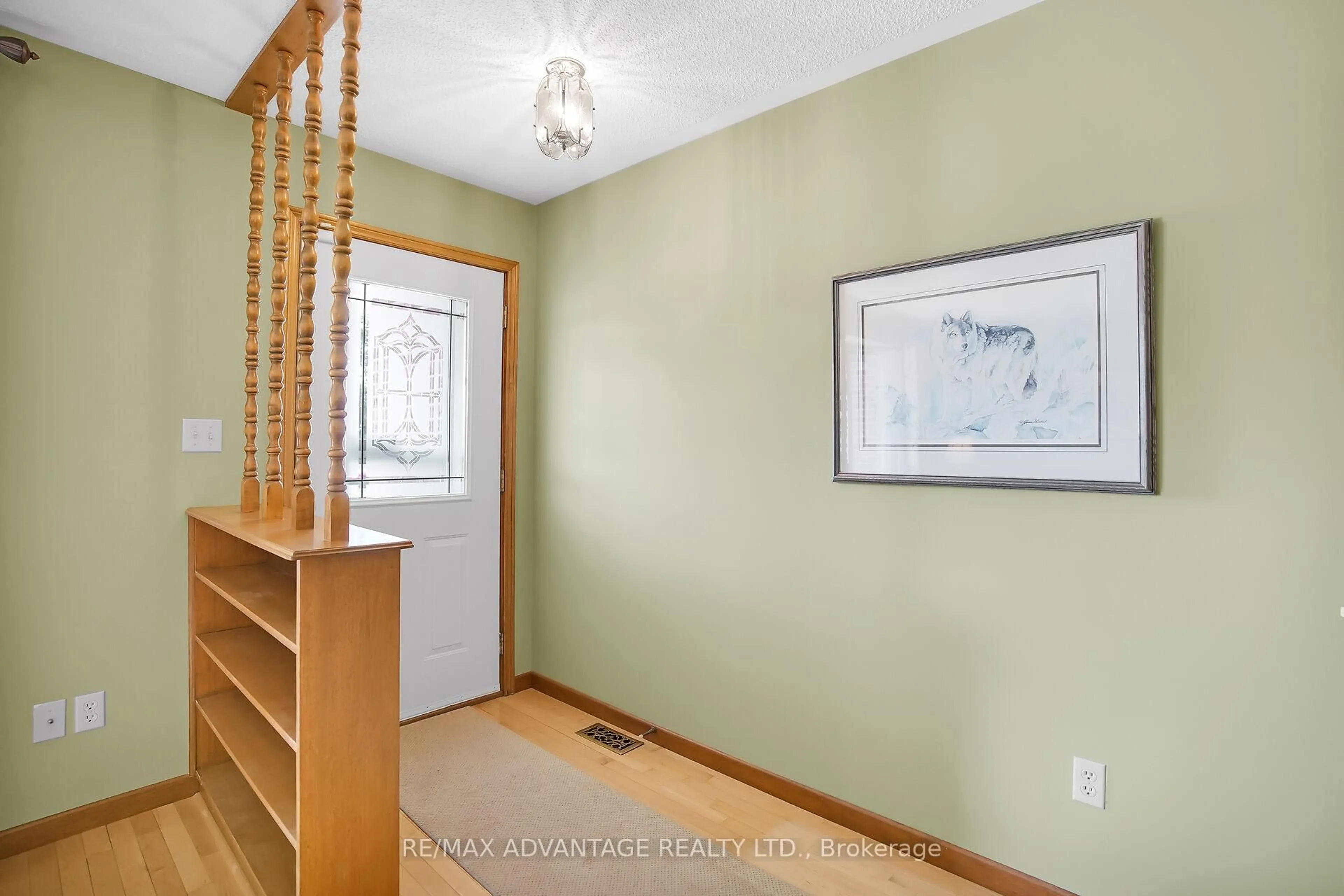 Indoor entryway for 304 Highview Dr, St. Thomas Ontario N5R 5W9