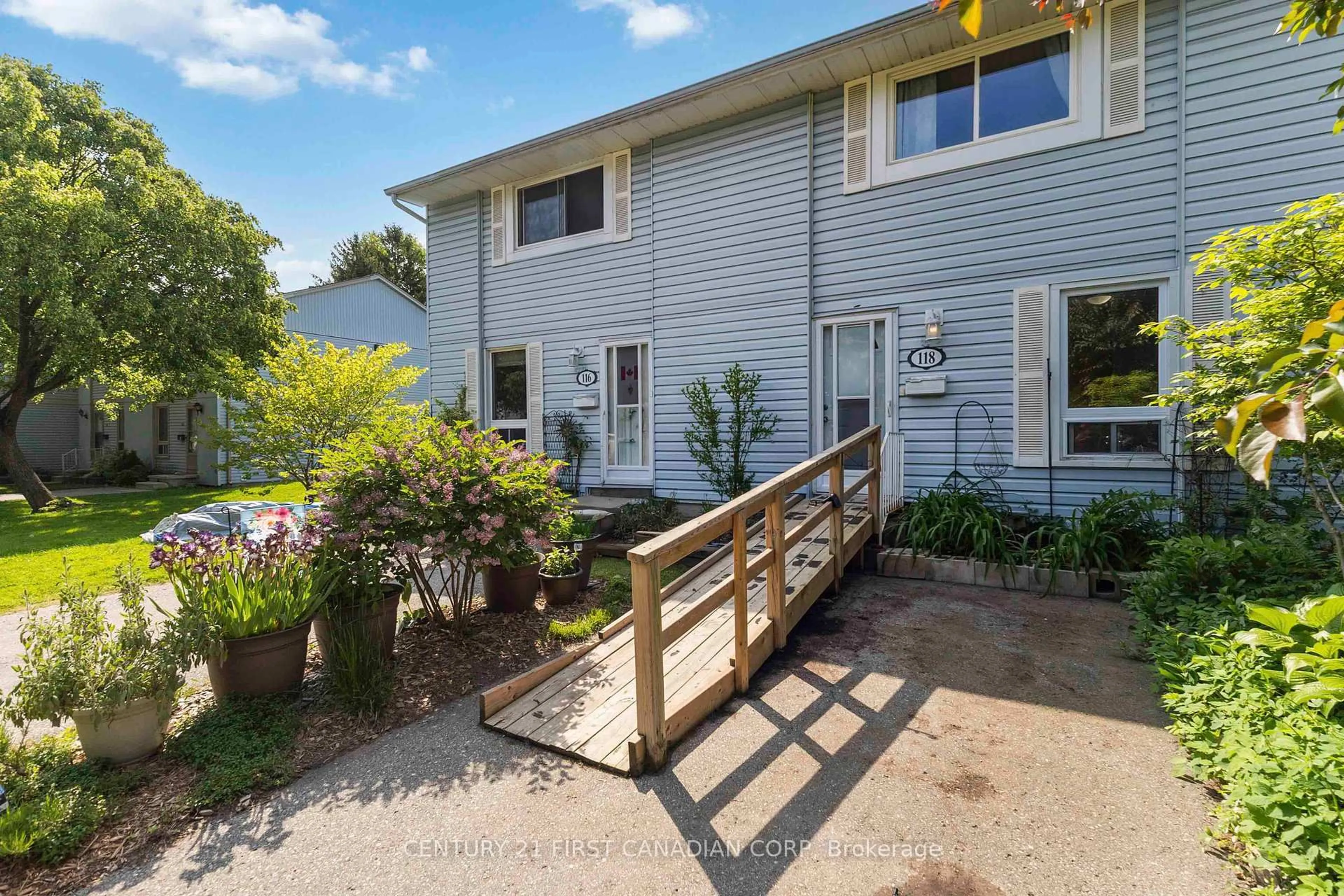 A pic from outside/outdoor area/front of a property/back of a property/a pic from drone, street for 118 Monmore Rd, London North Ontario N6G 3A6