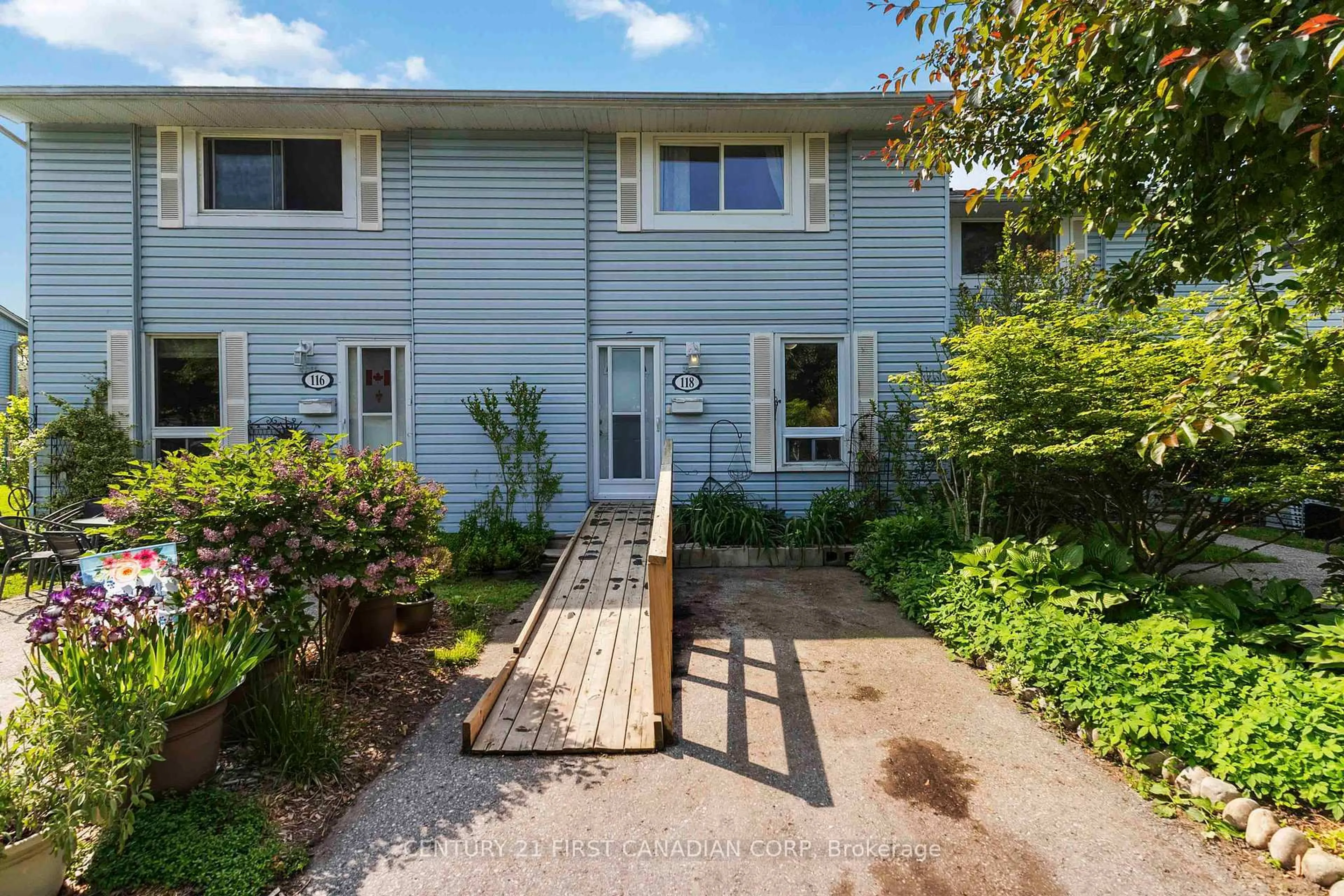 A pic from outside/outdoor area/front of a property/back of a property/a pic from drone, unknown for 118 Monmore Rd, London North Ontario N6G 3A6