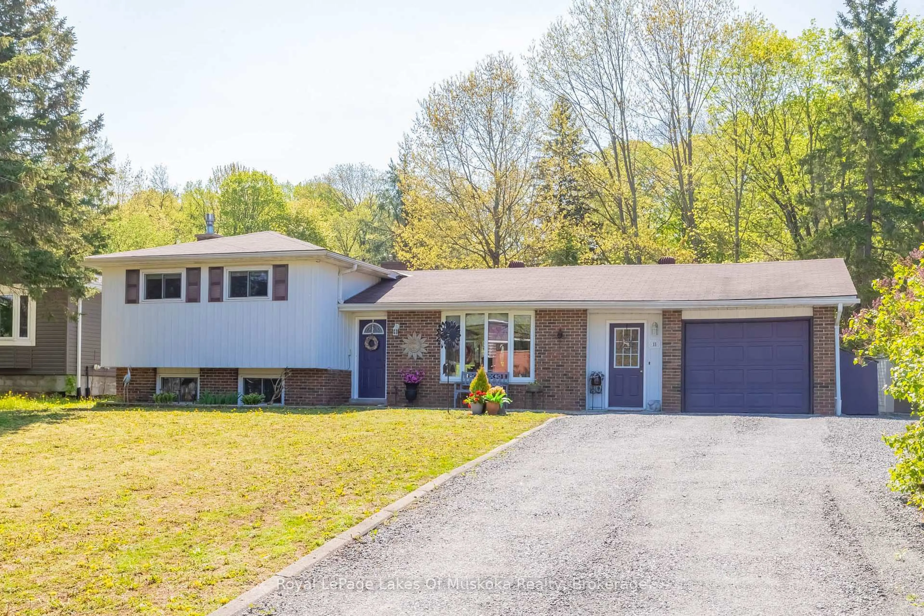 Home with vinyl exterior material, street for 11 MEADOW PARK Dr, Huntsville Ontario P1H 1G2