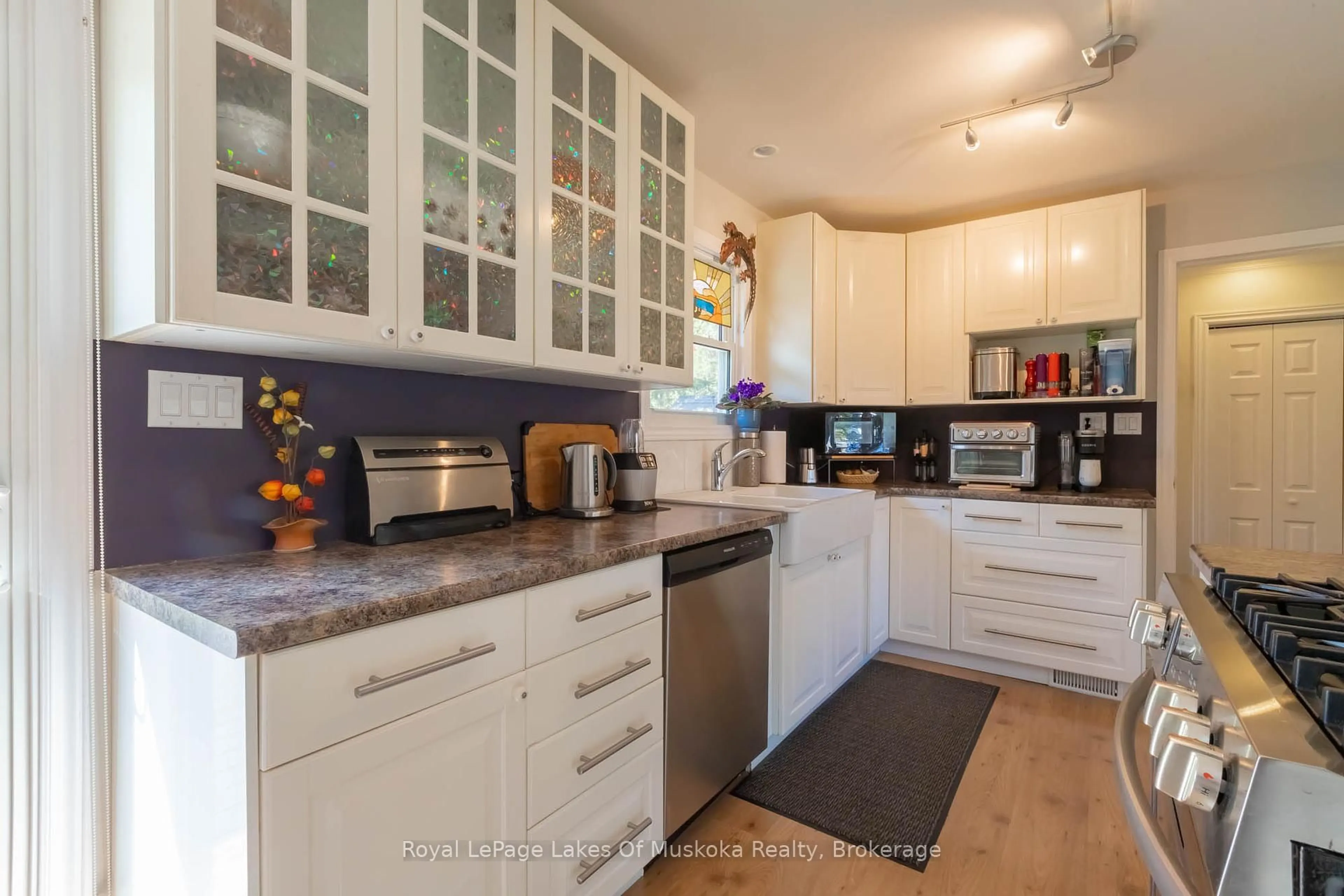 Open concept kitchen, unknown for 11 MEADOW PARK Dr, Huntsville Ontario P1H 1G2