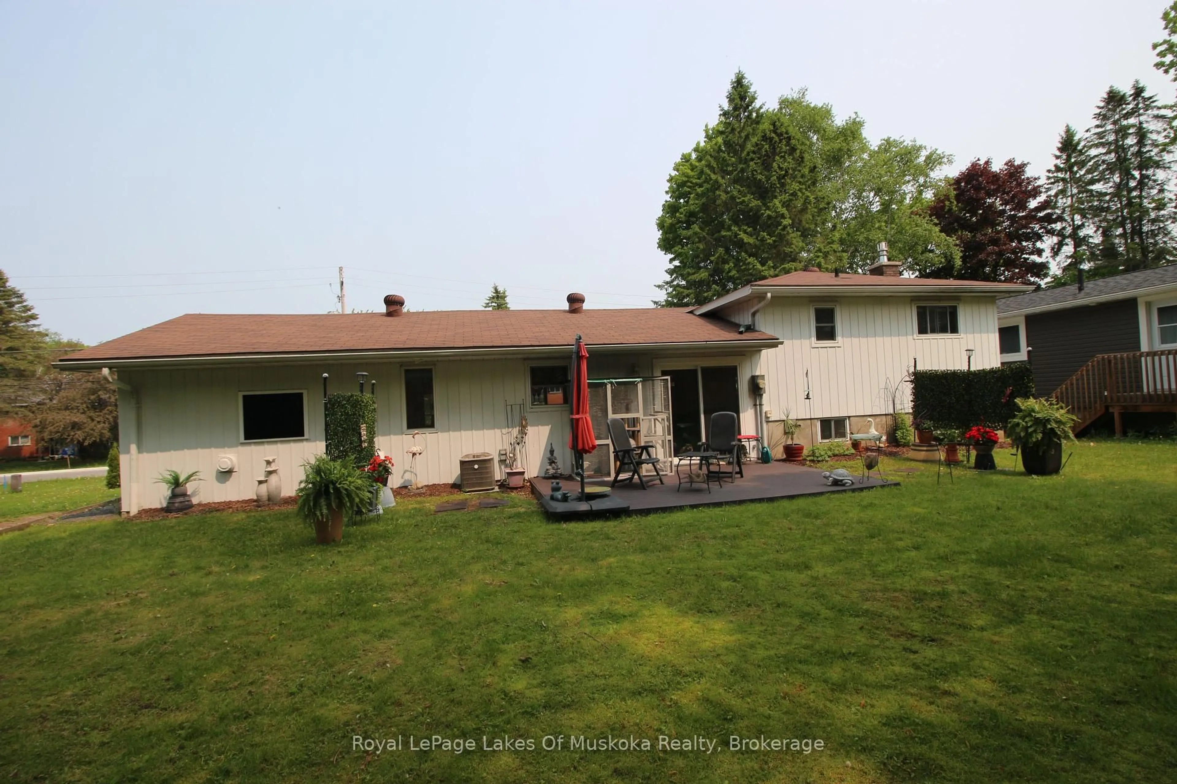 Patio, water/lake/river/ocean view for 11 MEADOW PARK Dr, Huntsville Ontario P1H 1G2