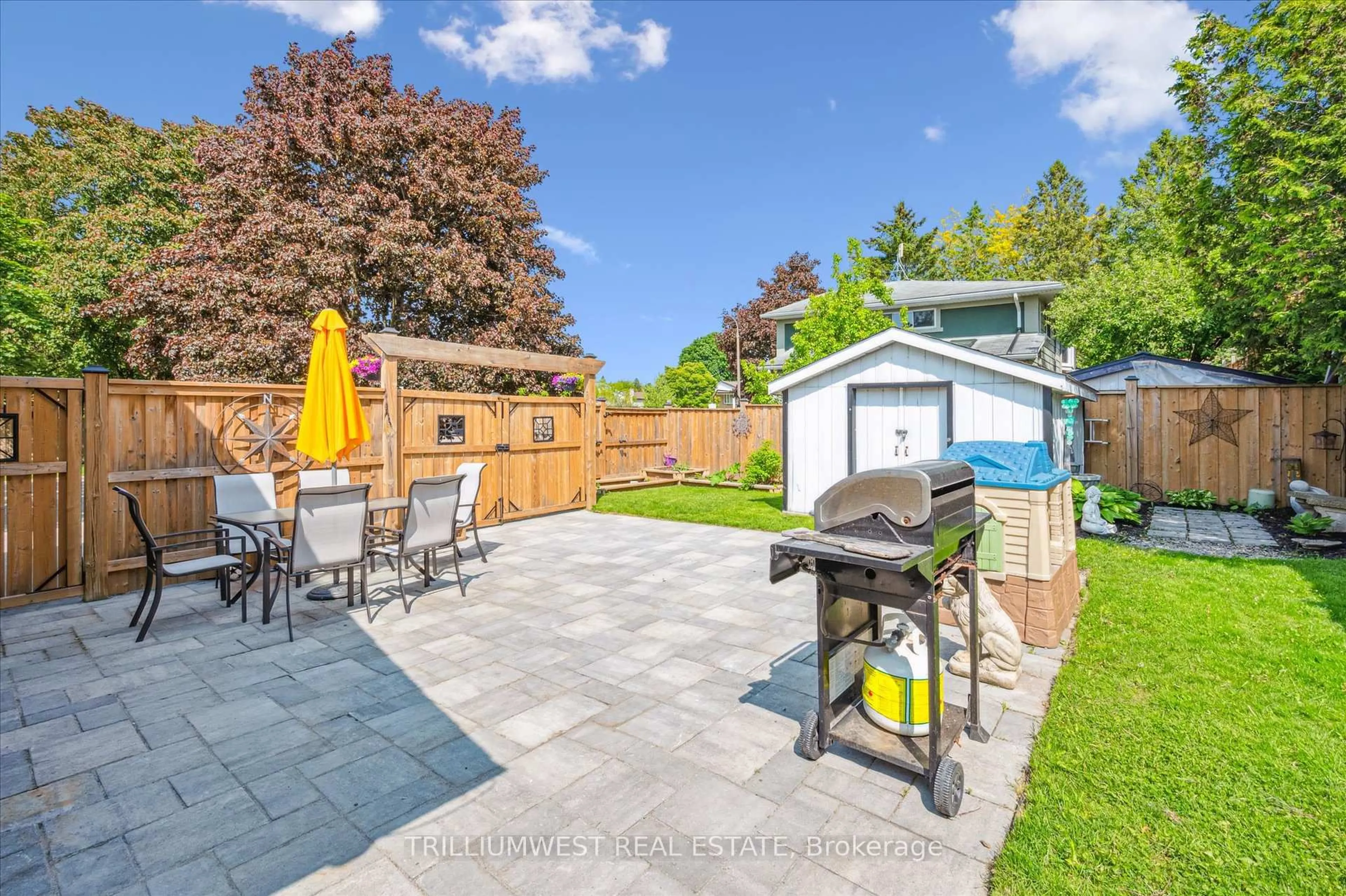 Patio, street for 291 Parkmount Dr, Waterloo Ontario N2L 4M9