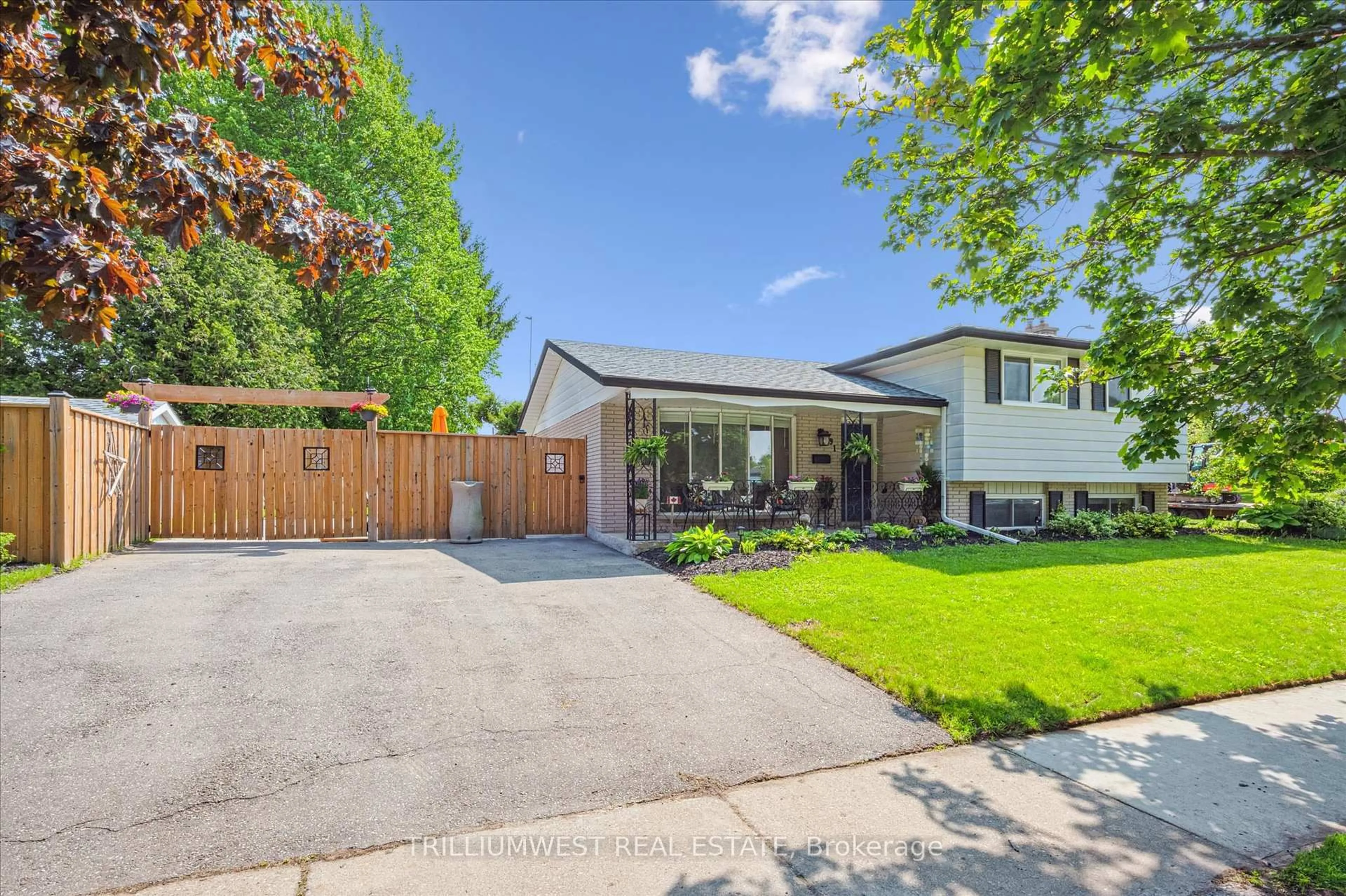 A pic from outside/outdoor area/front of a property/back of a property/a pic from drone, street for 291 Parkmount Dr, Waterloo Ontario N2L 4M9