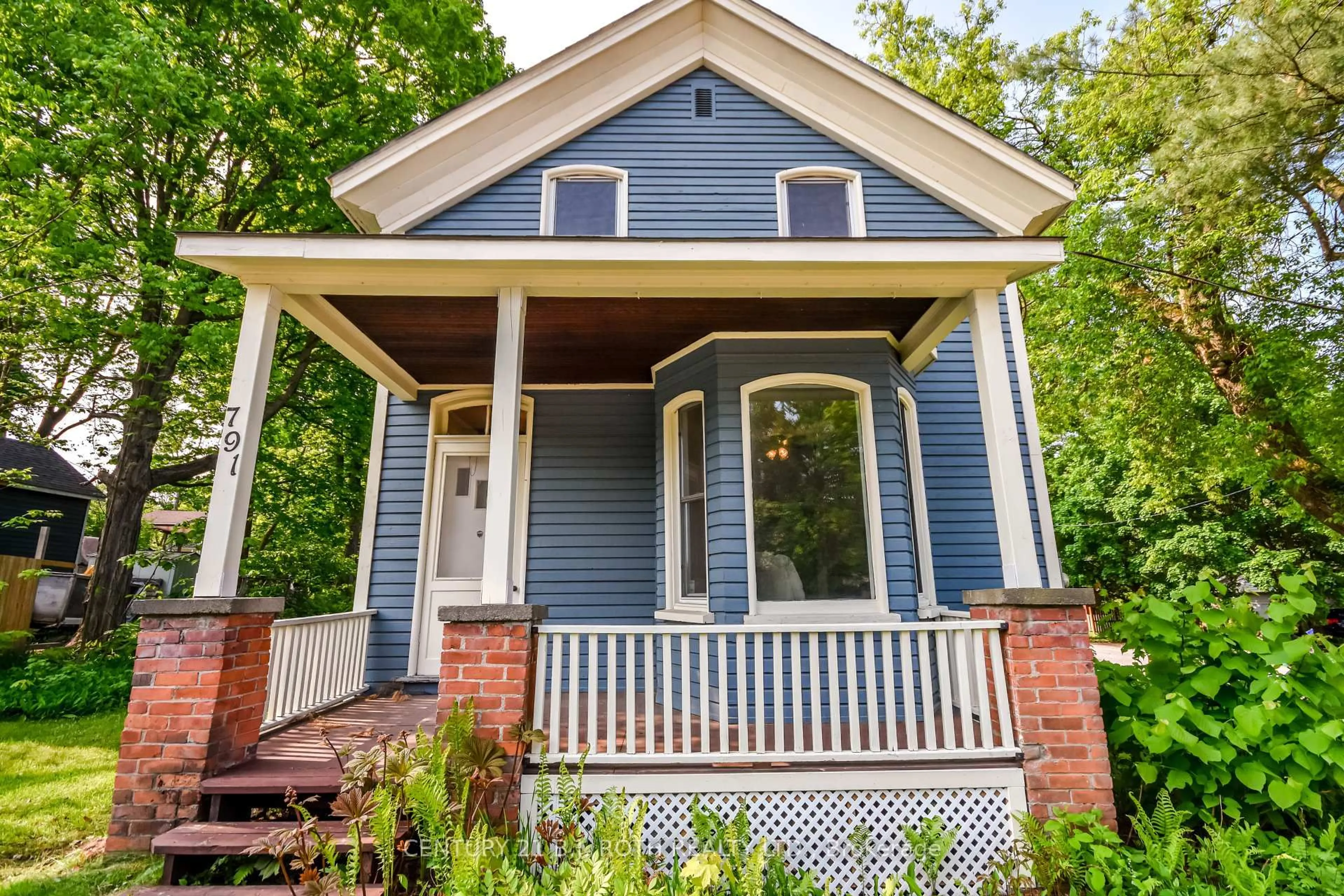Home with vinyl exterior material, street for 791 Bay St, Gravenhurst Ontario P1P 1G7