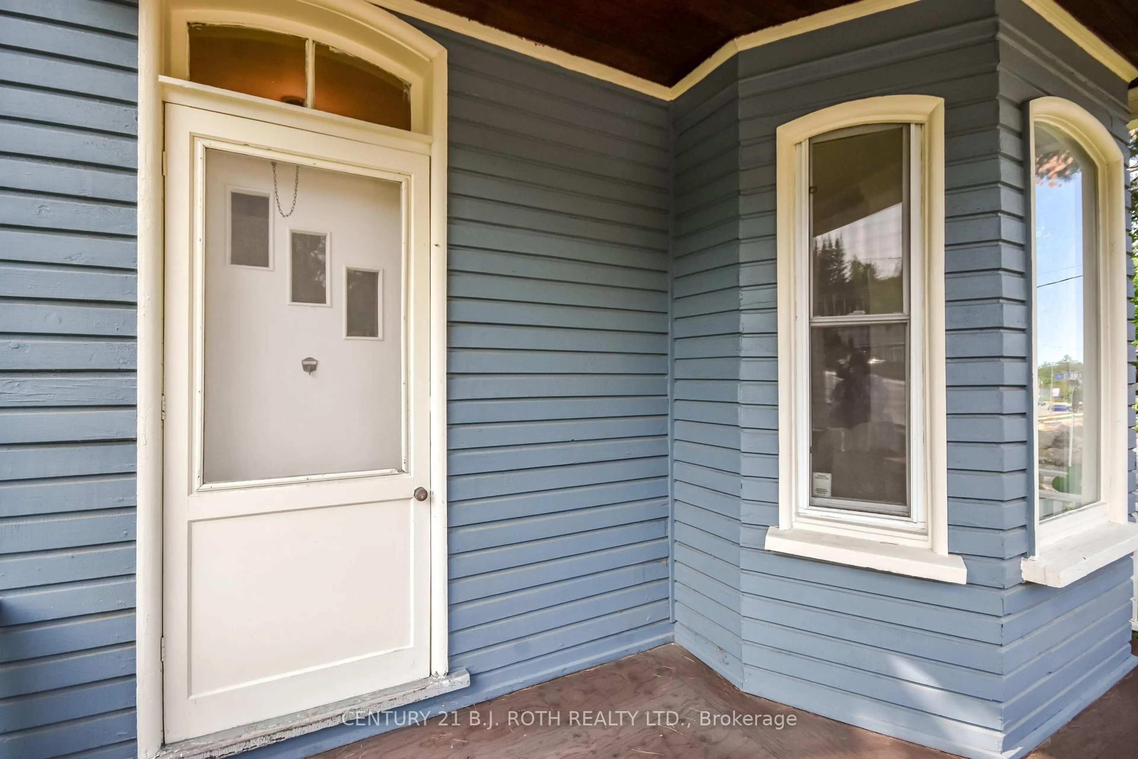 Home with vinyl exterior material, street for 791 Bay St, Gravenhurst Ontario P1P 1G7
