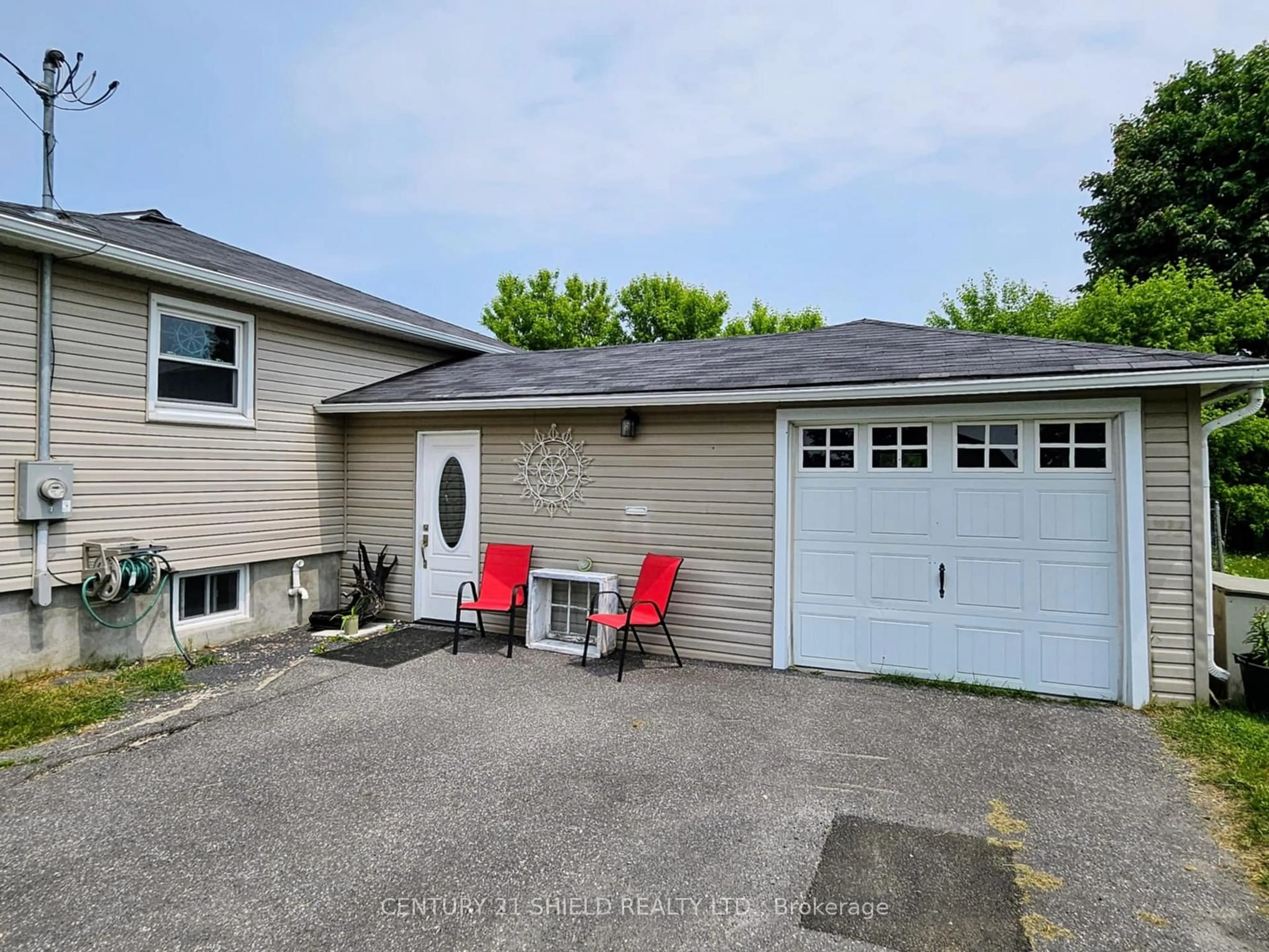 A pic from outside/outdoor area/front of a property/back of a property/a pic from drone, street for 3131 Duval Ave, Cornwall Ontario K6K 1C1