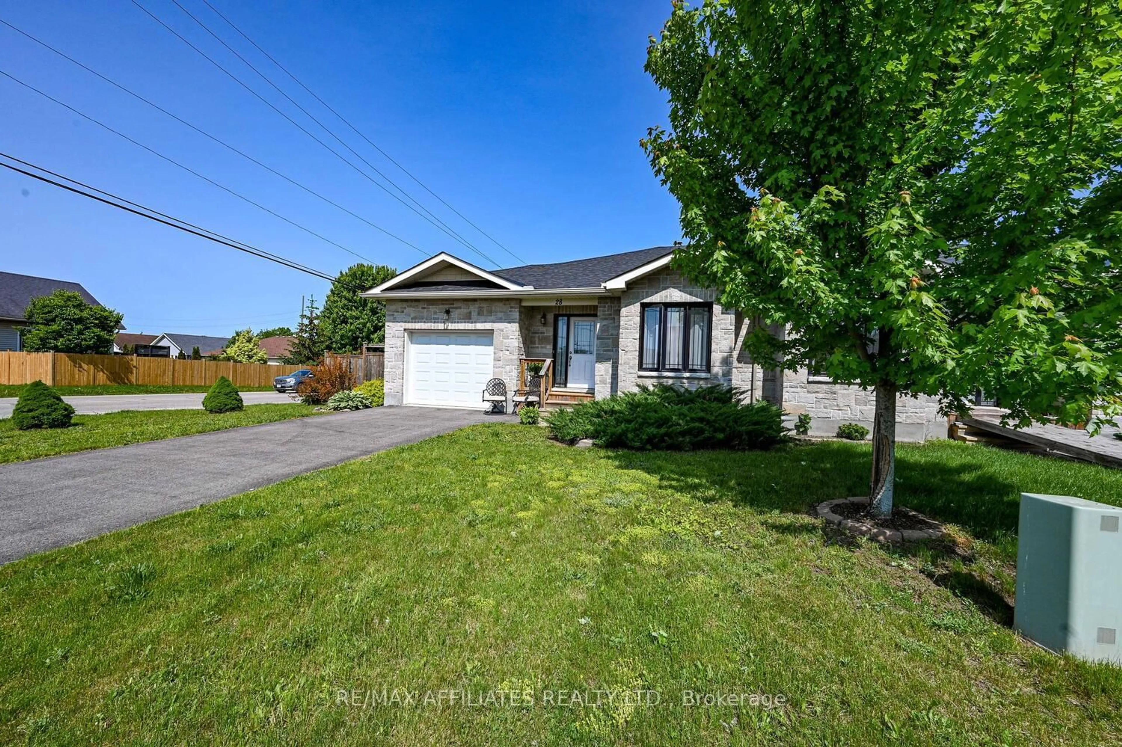 A pic from outside/outdoor area/front of a property/back of a property/a pic from drone, street for 28 Lee Ave, Smiths Falls Ontario K7A 0A2