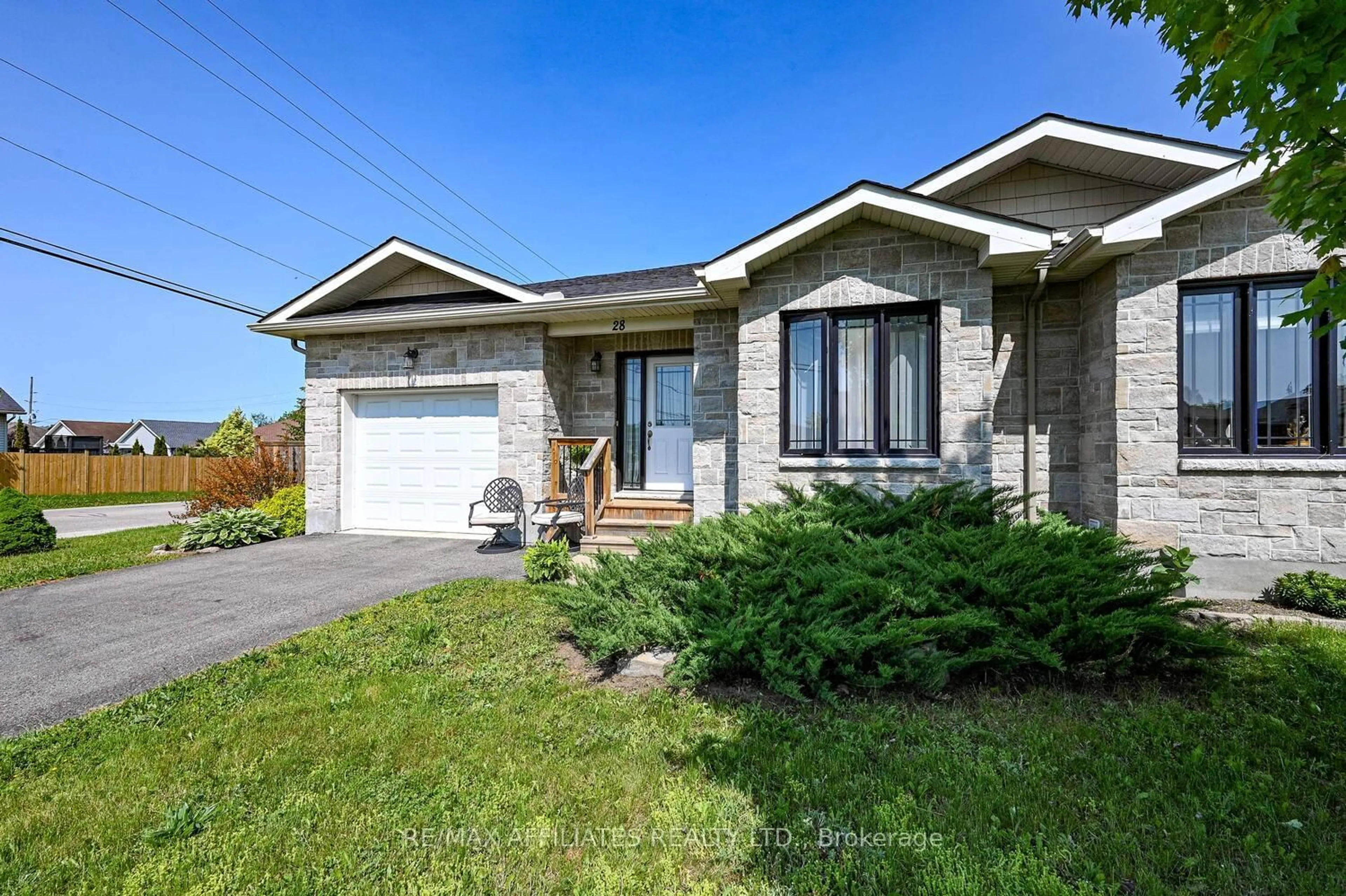 Home with brick exterior material, street for 28 Lee Ave, Smiths Falls Ontario K7A 0A2