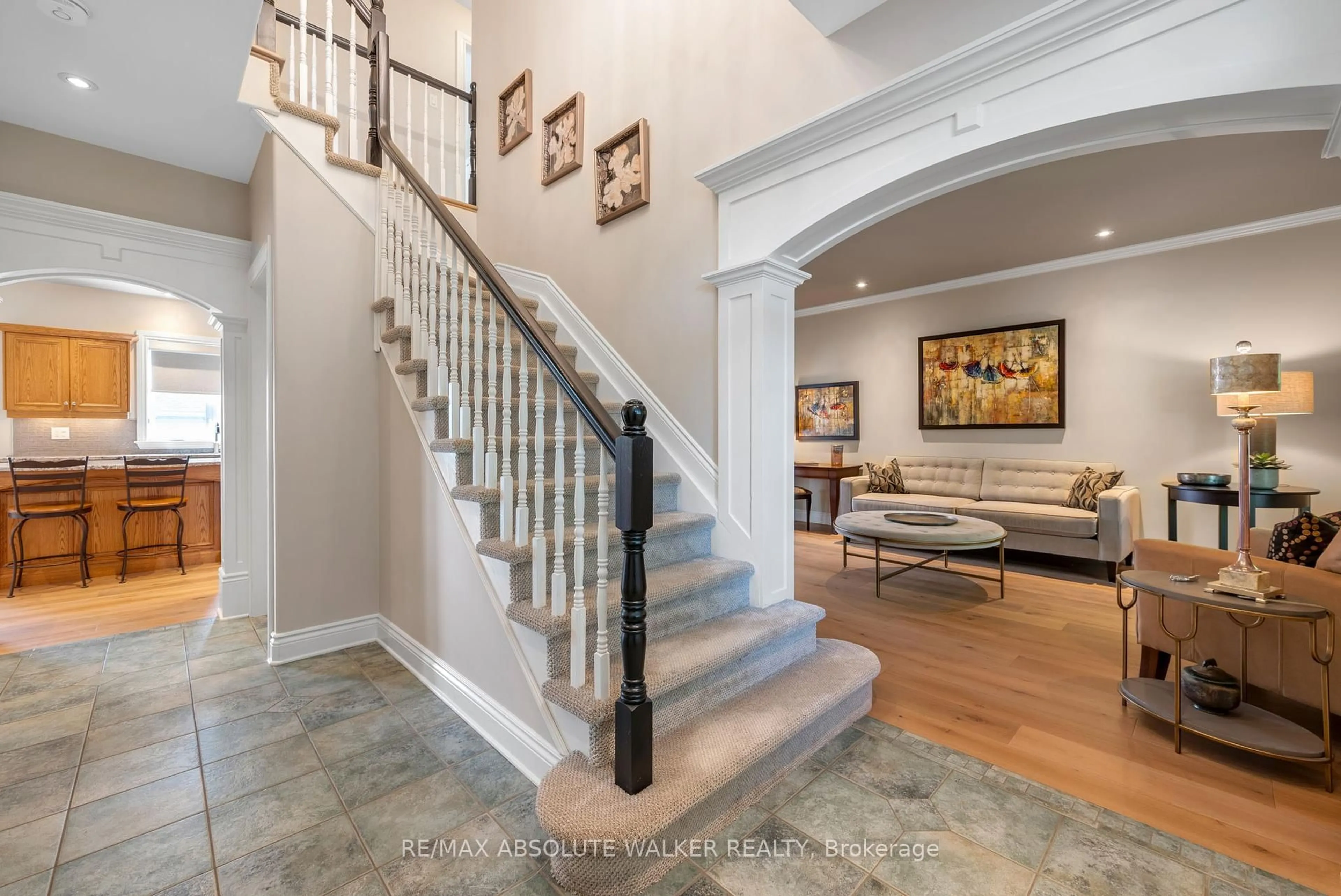 Indoor entryway for 185 Glenncastle Dr, Carp Ontario K0A 1L0