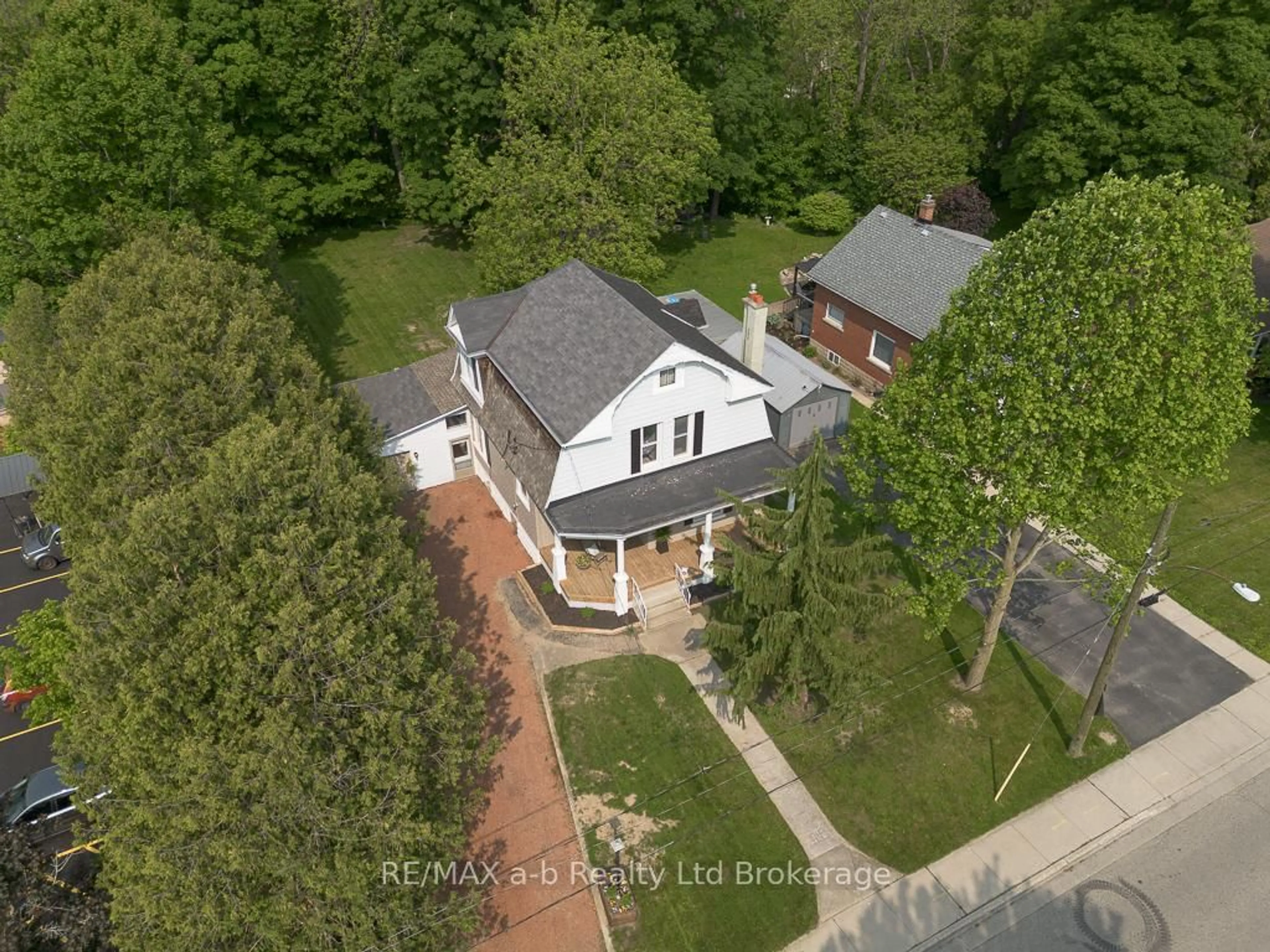 A pic from outside/outdoor area/front of a property/back of a property/a pic from drone, street for 189 Rolph St, Tillsonburg Ontario N4G 3Y9
