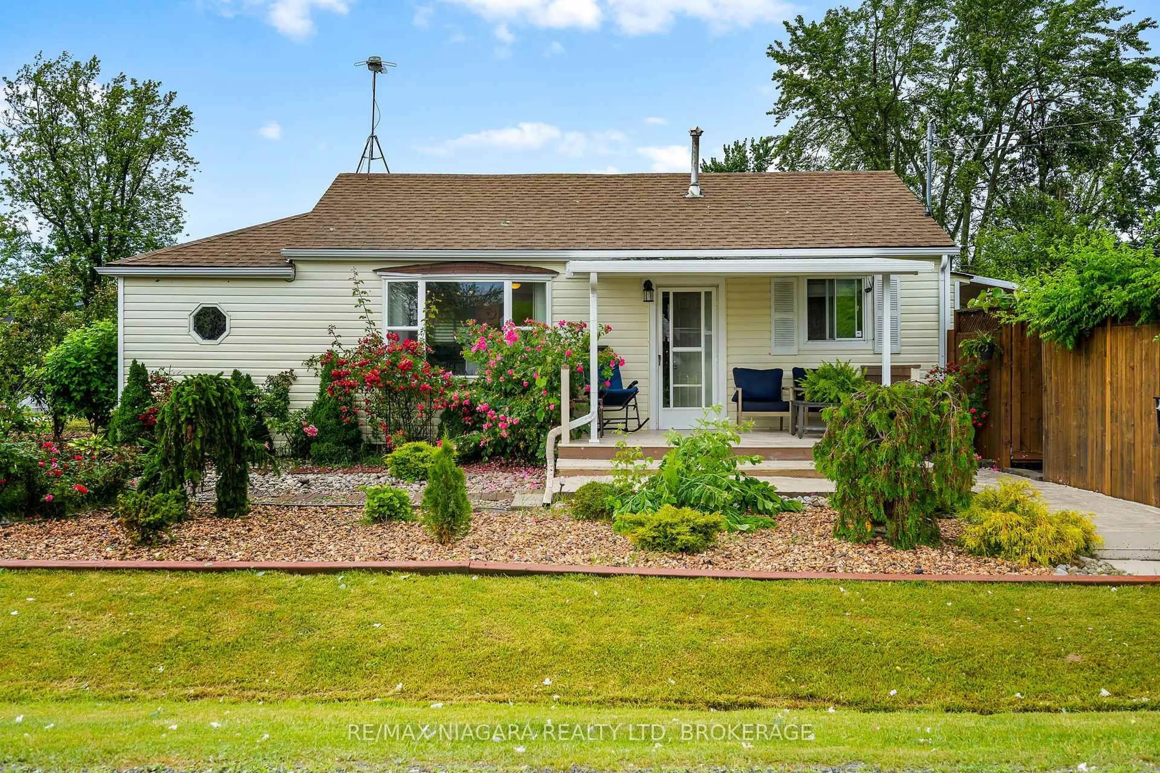 A pic from outside/outdoor area/front of a property/back of a property/a pic from drone, street for 476 Lakeside Rd, Fort Erie Ontario L2A 4X7