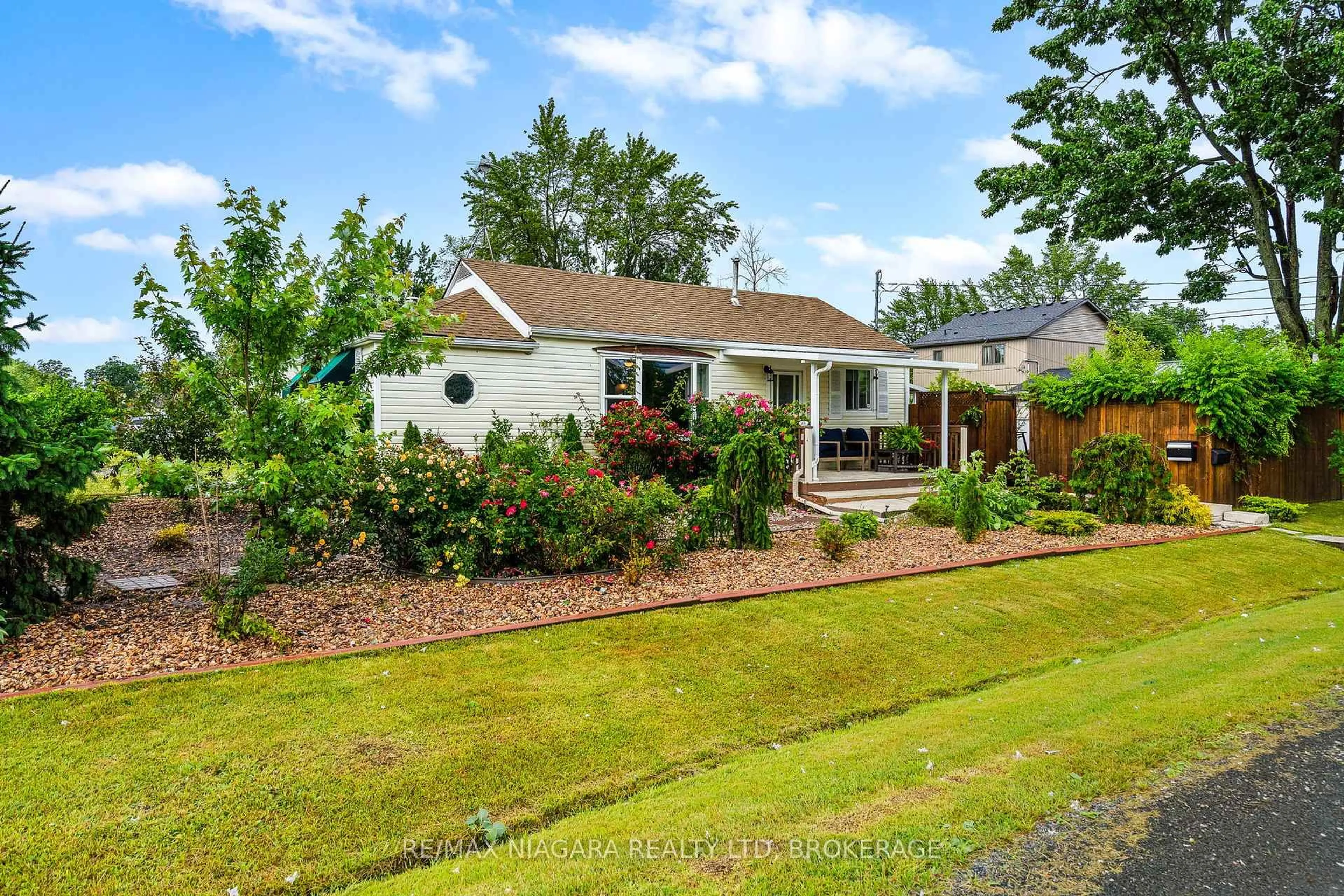 A pic from outside/outdoor area/front of a property/back of a property/a pic from drone, street for 476 Lakeside Rd, Fort Erie Ontario L2A 4X7