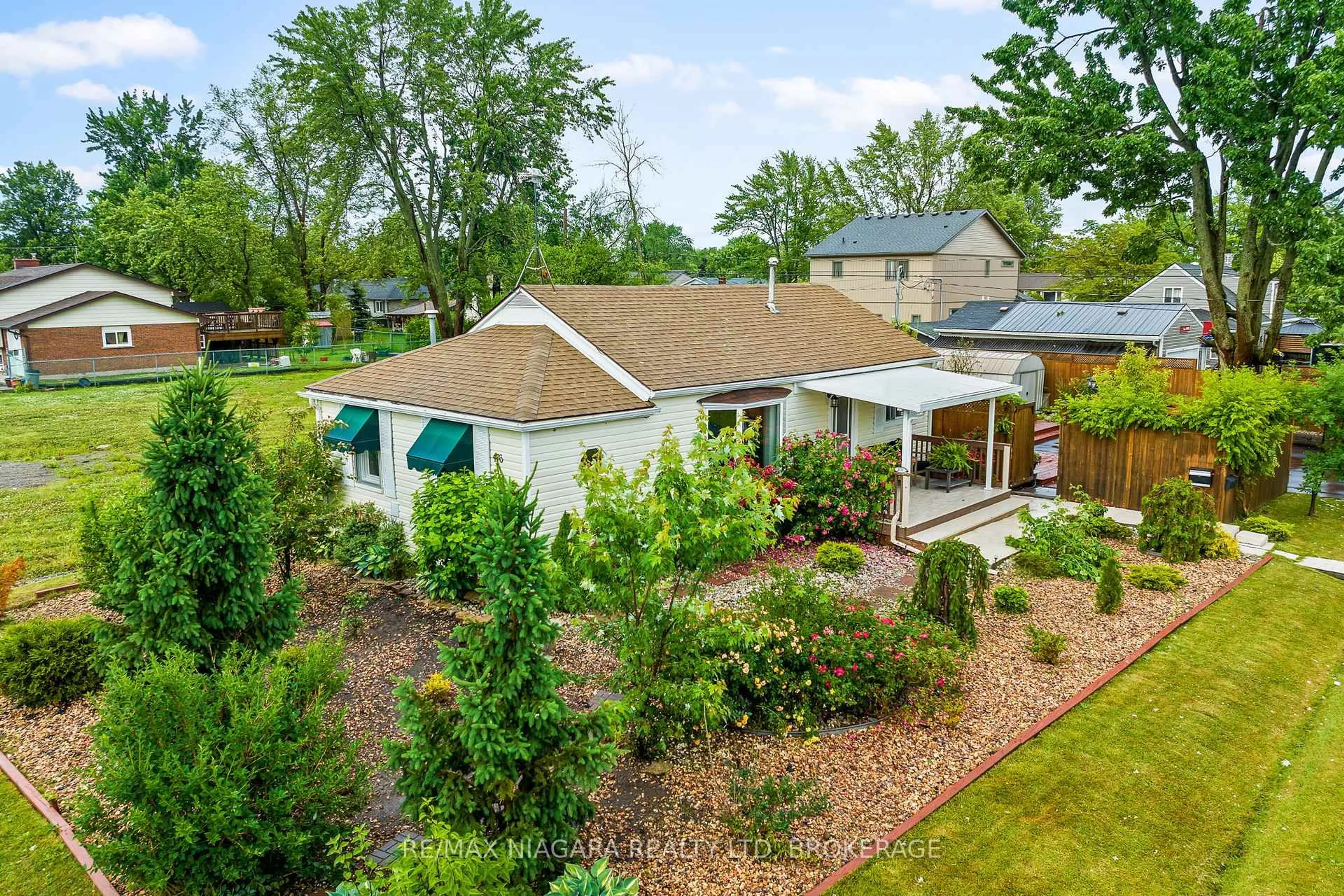 A pic from outside/outdoor area/front of a property/back of a property/a pic from drone, water/lake/river/ocean view for 476 Lakeside Rd, Fort Erie Ontario L2A 4X7