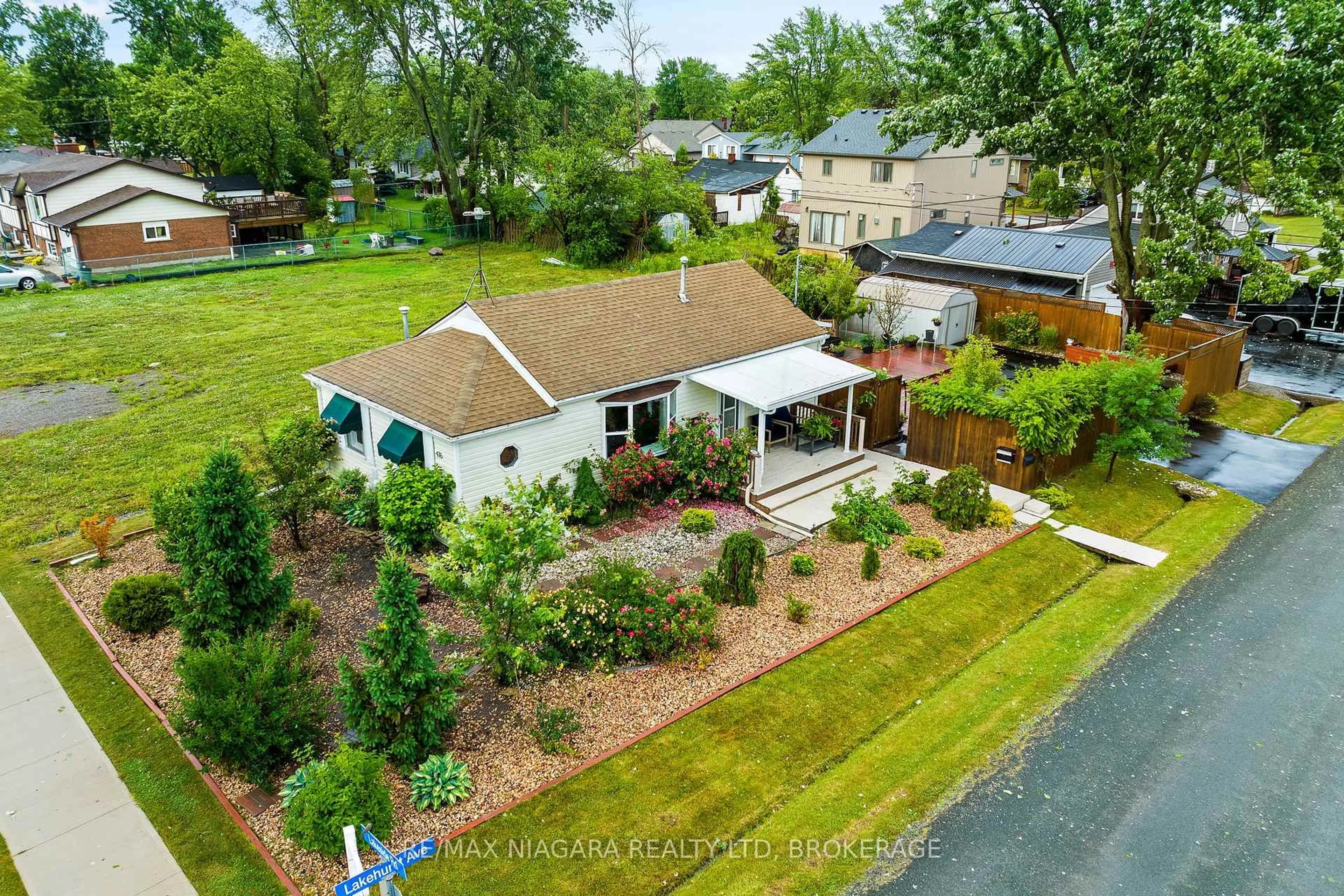 A pic from outside/outdoor area/front of a property/back of a property/a pic from drone, street for 476 Lakeside Rd, Fort Erie Ontario L2A 4X7