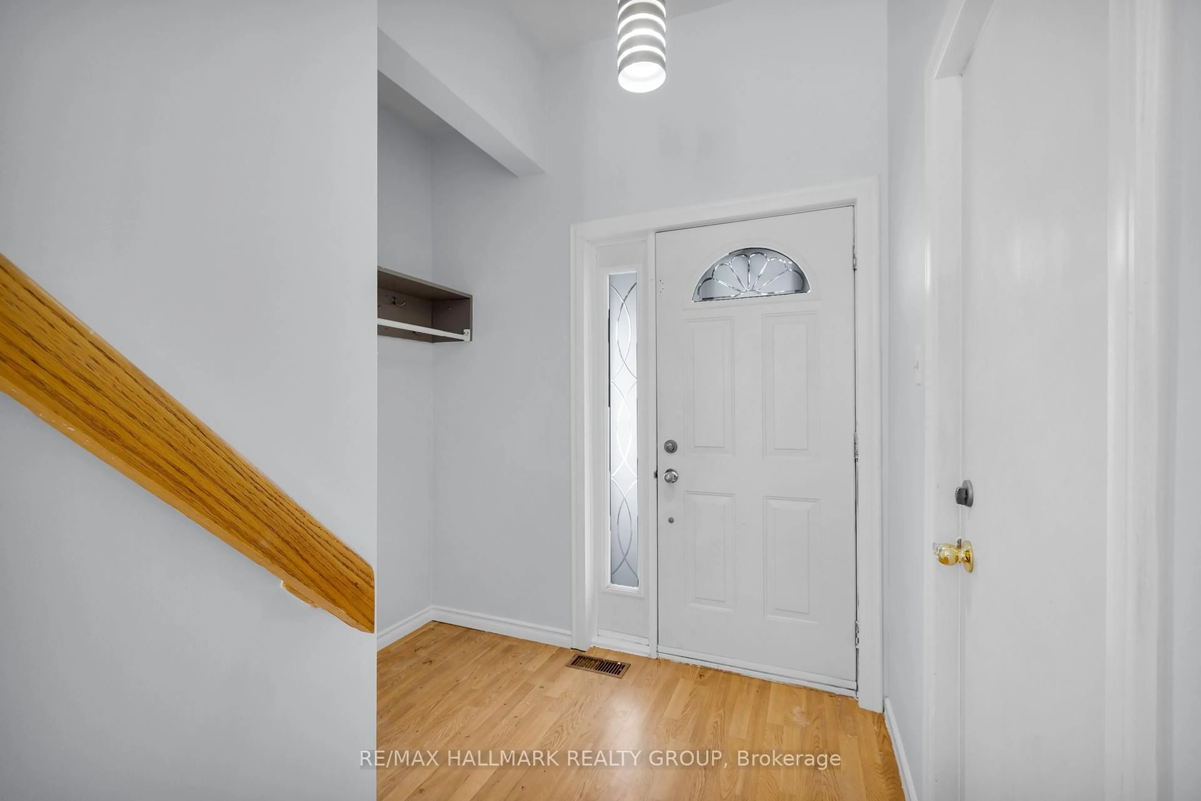 Indoor entryway for 131 Tartan Dr, Ottawa Ontario K2J 3S6