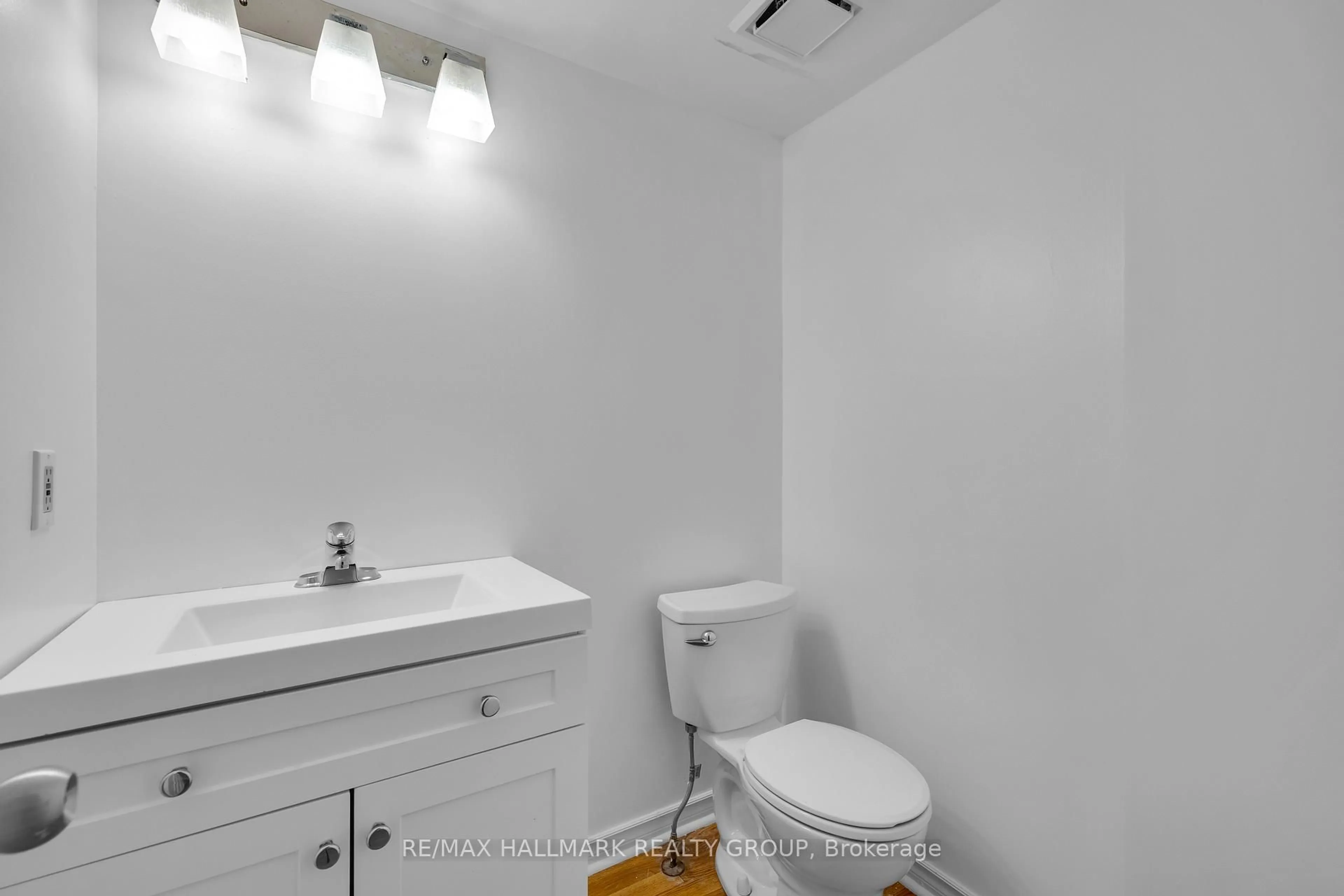 Standard bathroom, unknown for 131 Tartan Dr, Ottawa Ontario K2J 3S6