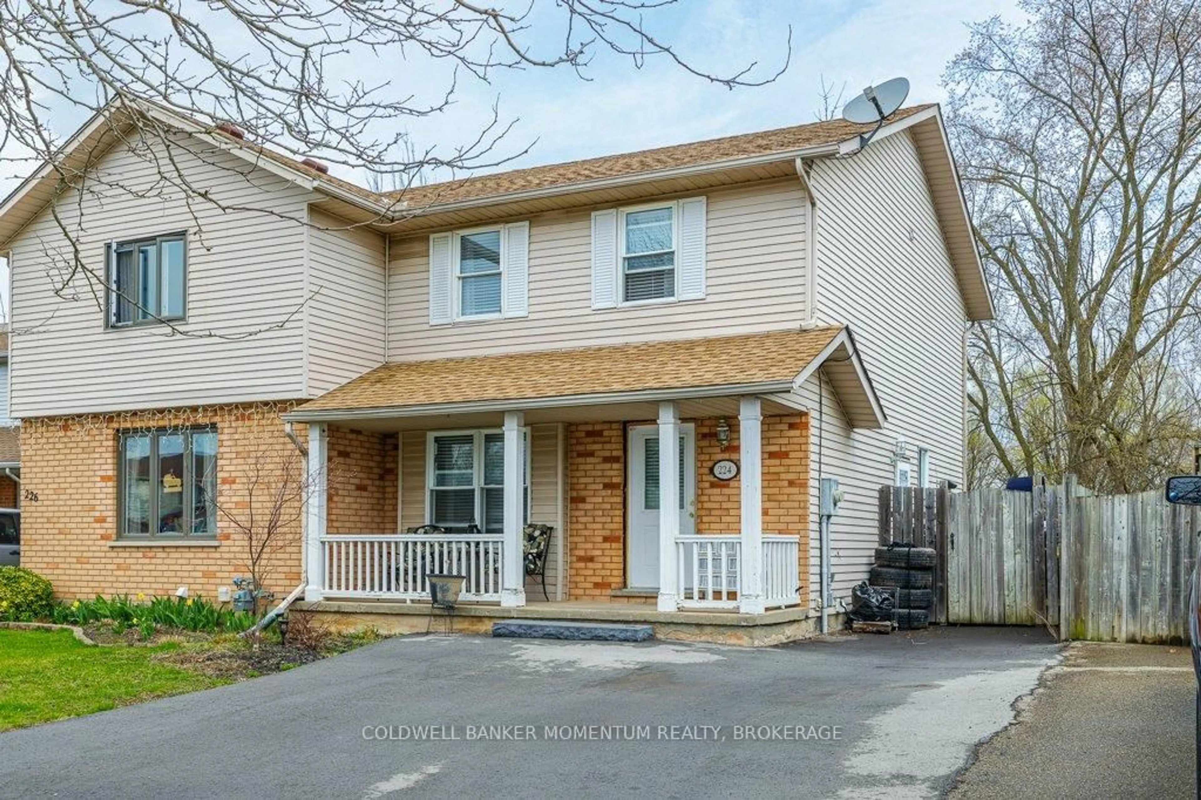 Home with vinyl exterior material, street for 224 Windsor St, Welland Ontario L3C 7A3