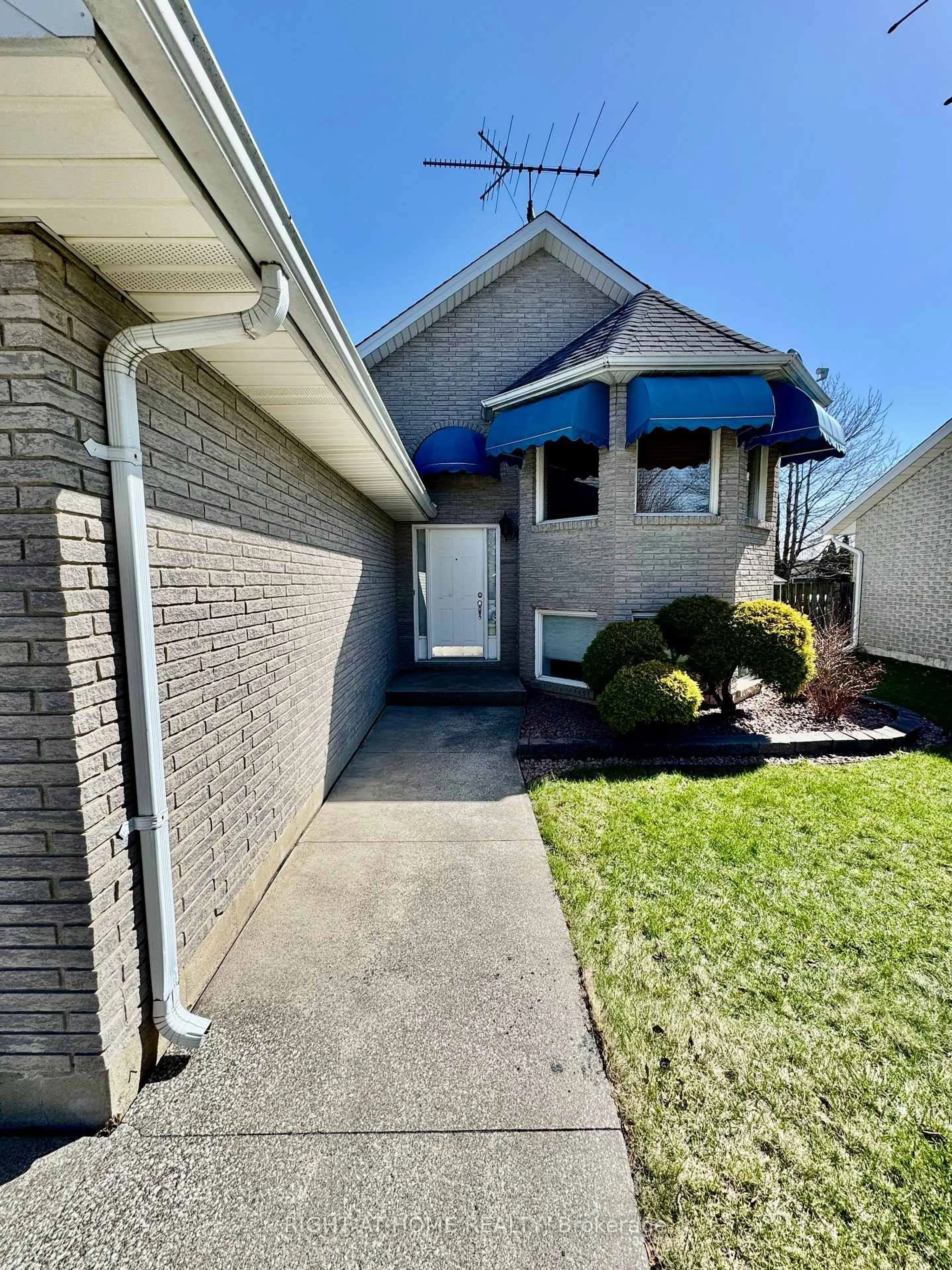 Unknown for 2520 Strawberry Dr, Tecumseh Ontario N9K 1C3