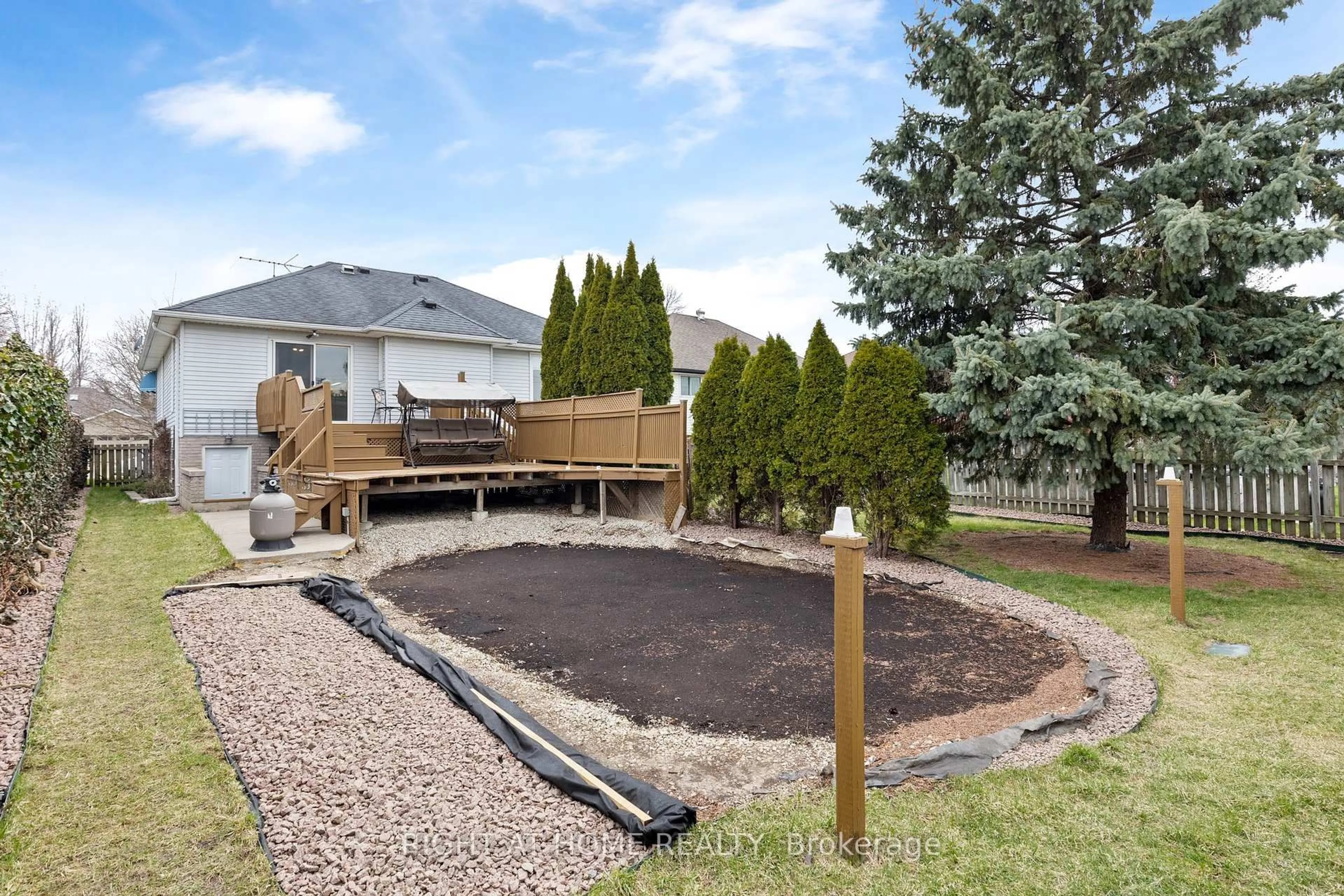 Patio, unknown for 2520 Strawberry Dr, Tecumseh Ontario N9K 1C3
