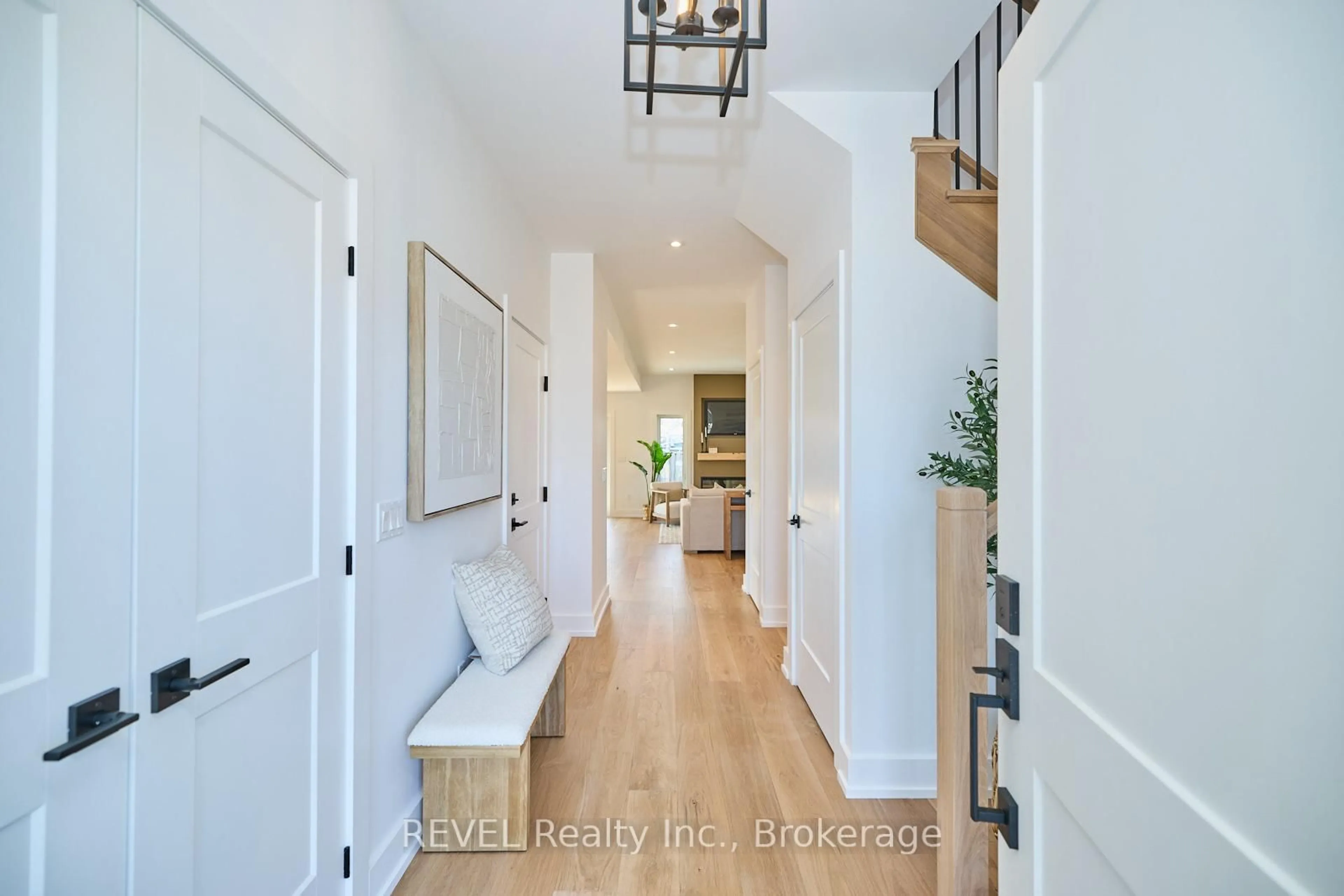 Indoor entryway for 3459 East Main St, Fort Erie Ontario L0S 1S0