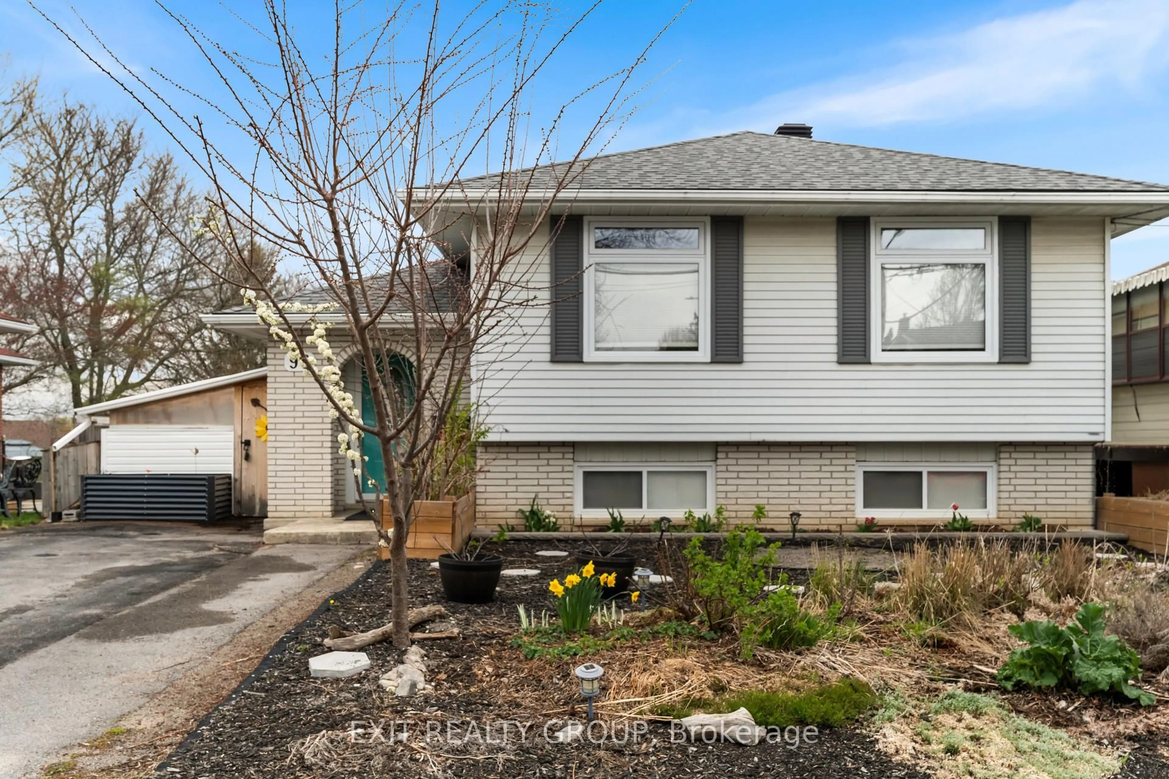 Home with vinyl exterior material, street for 96 Maple Dr, Belleville Ontario K8P 2R2