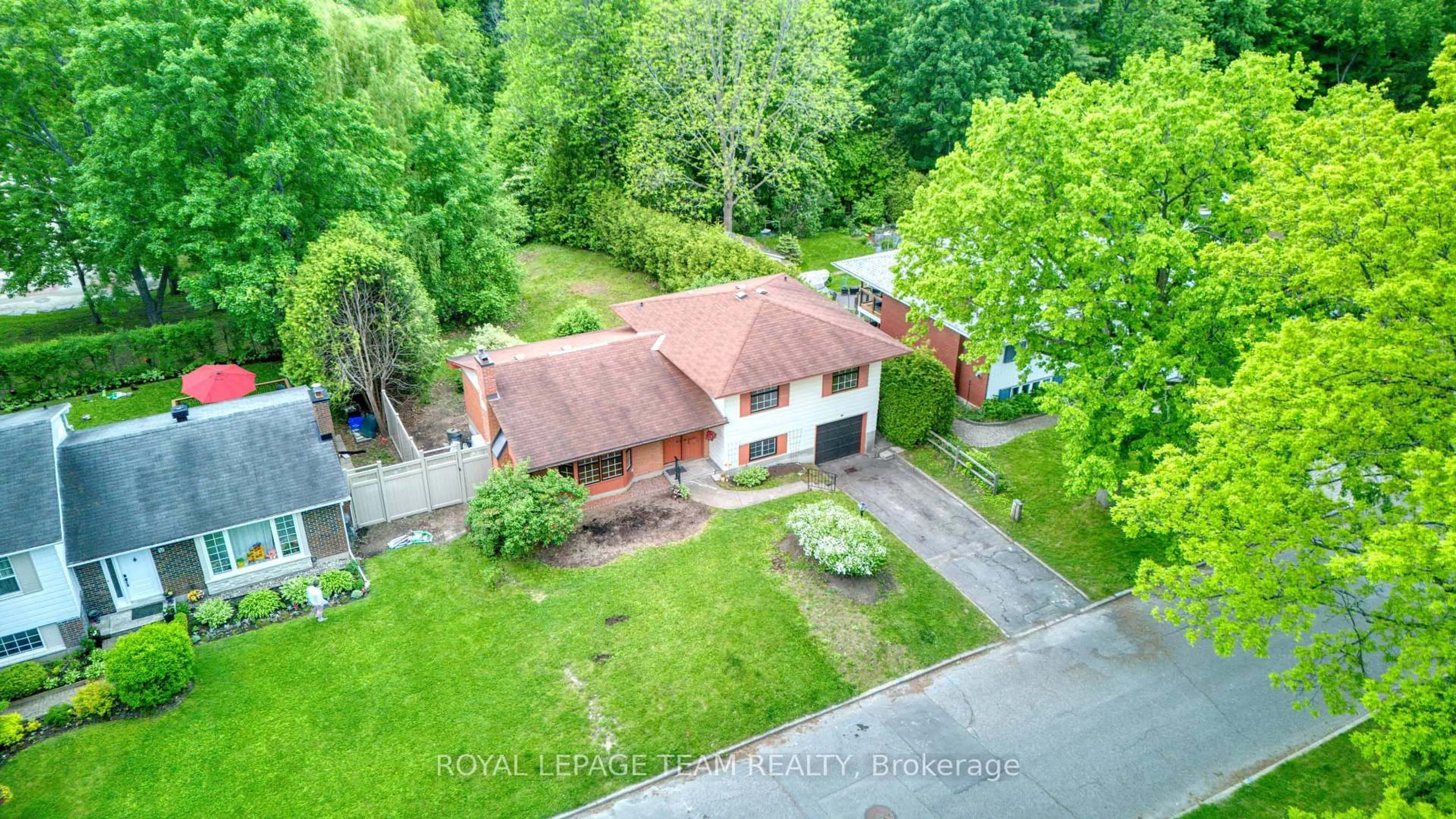 A pic from outside/outdoor area/front of a property/back of a property/a pic from drone, street for 19 Dayton Cres, Ottawa Ontario K2H 7N8