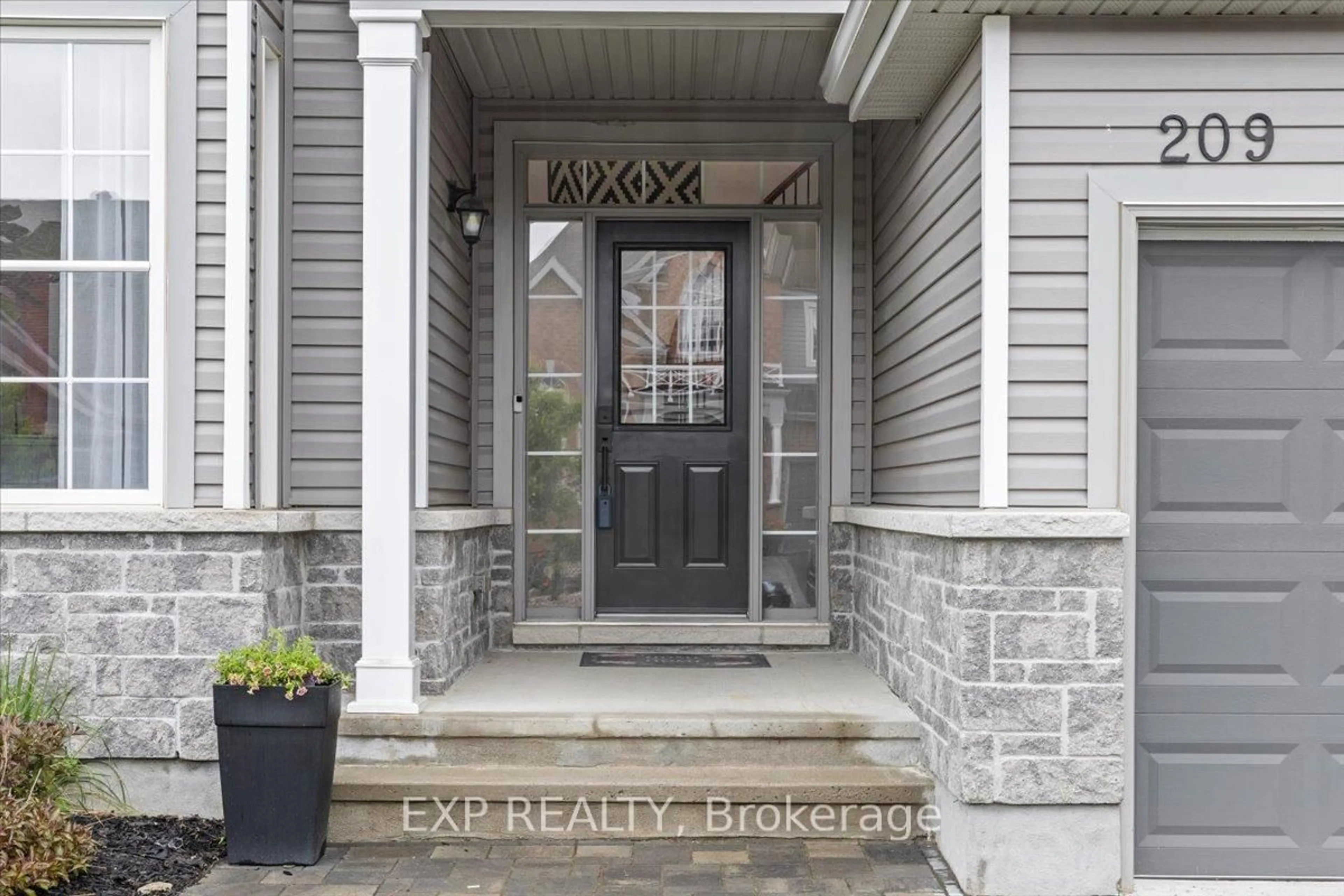 Indoor entryway for 209 Rover St, Ottawa Ontario K2S 1S3