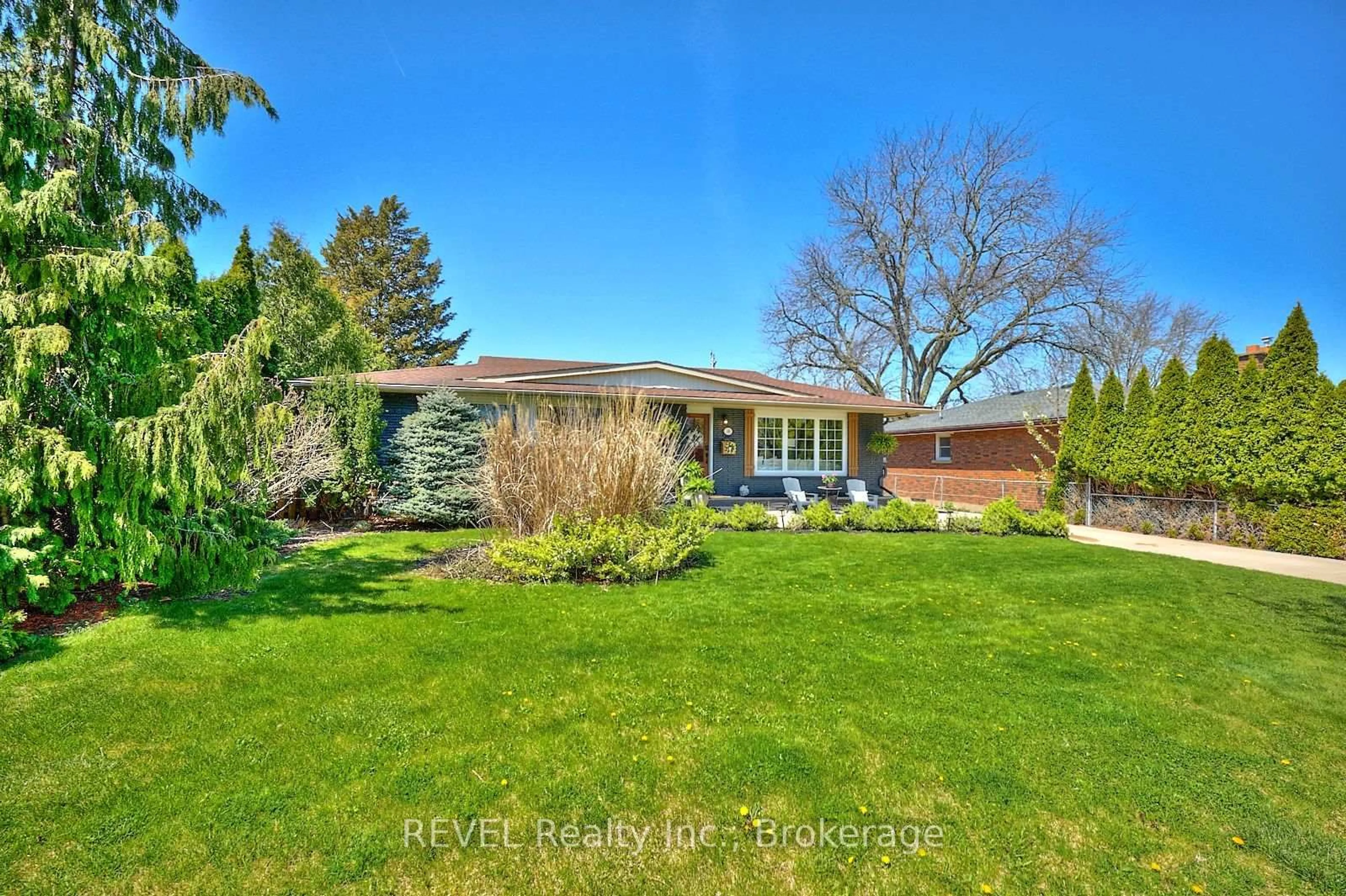 A pic from outside/outdoor area/front of a property/back of a property/a pic from drone, street for 14 Wakil Dr, St. Catharines Ontario L2T 3H8