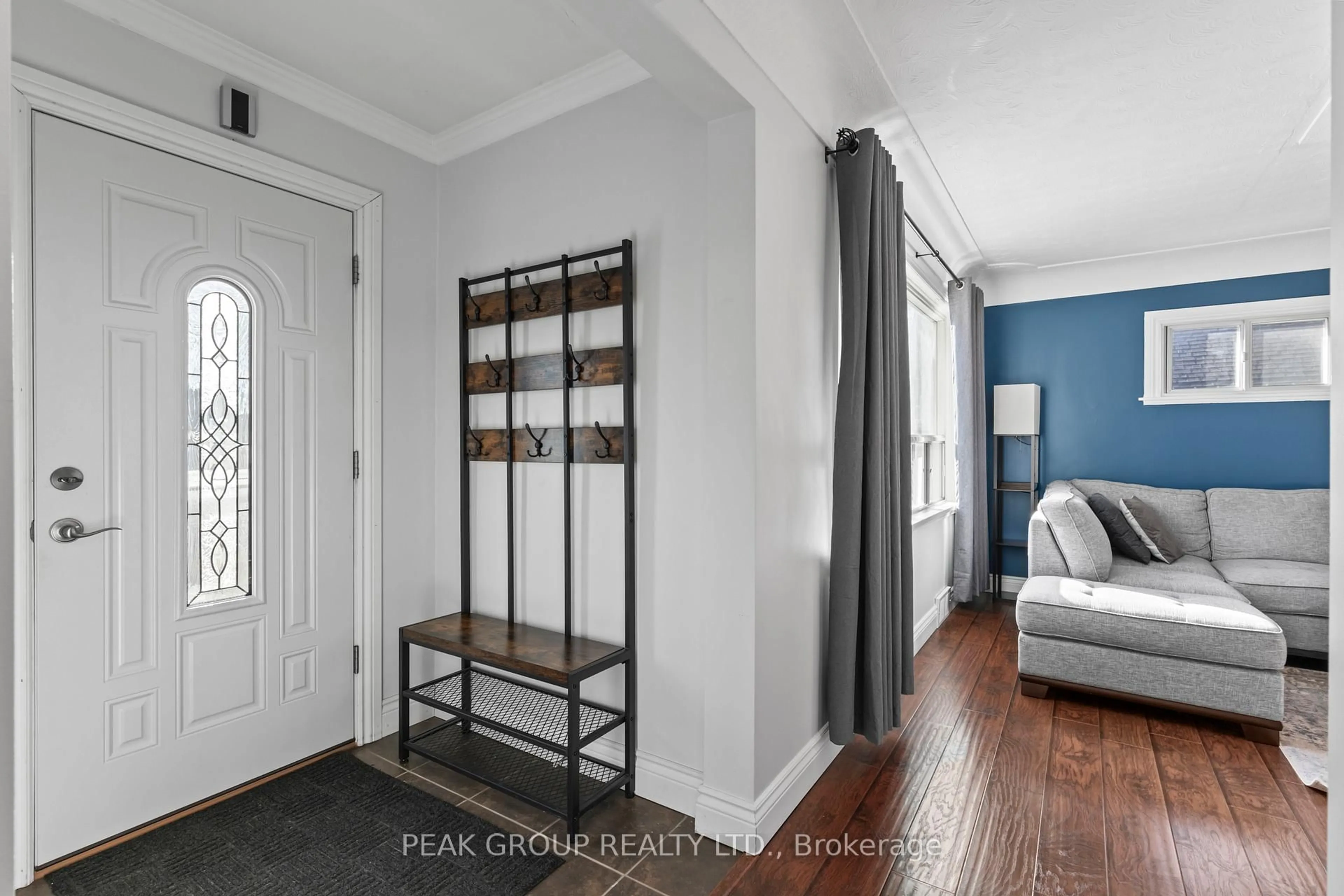 Indoor entryway for 329 Scholfield Ave, Welland Ontario L3B 1P1