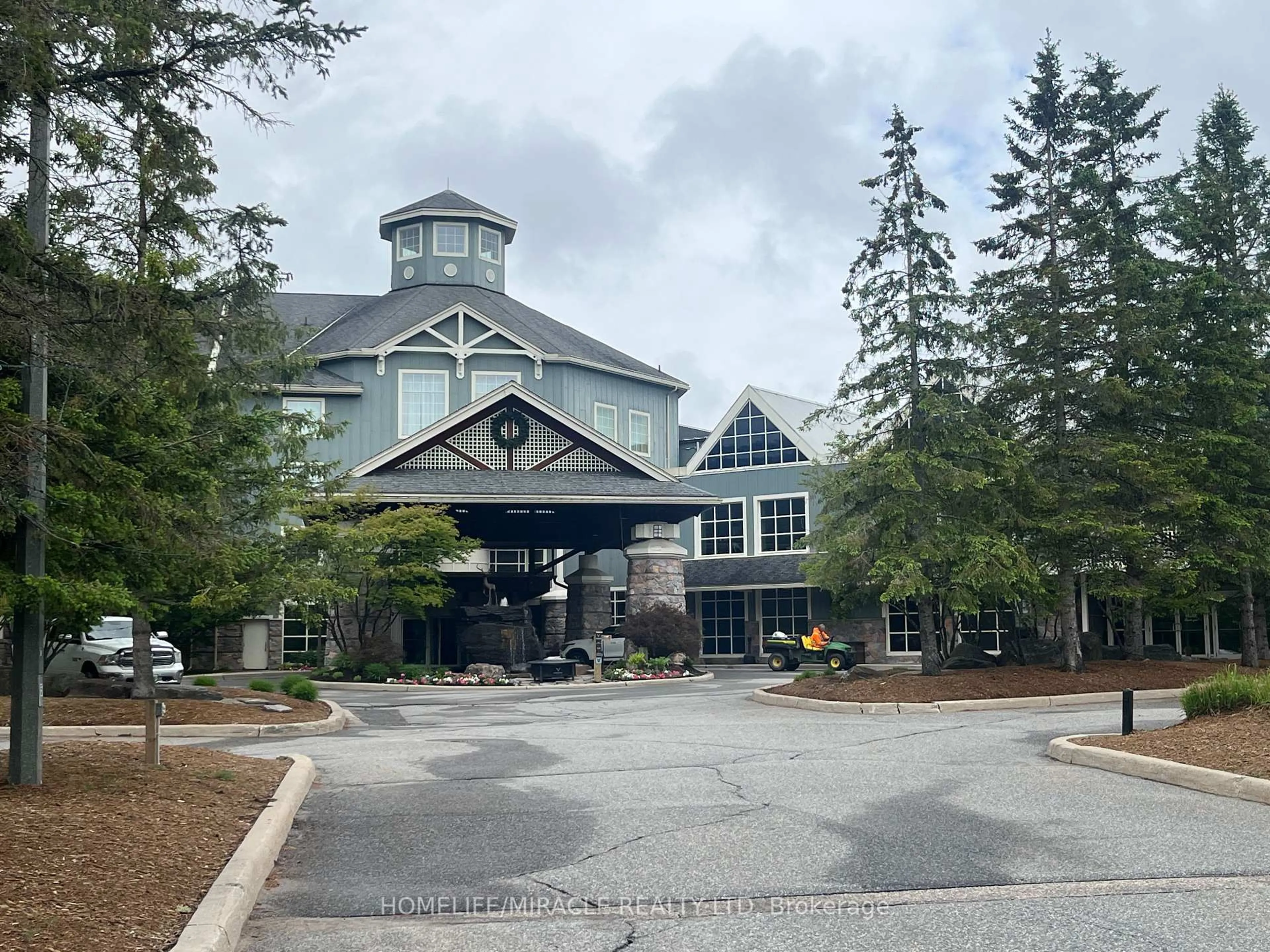 Indoor foyer for 1235 Deerhurst Dr #51/103, Huntsville Ontario P1H 2E8