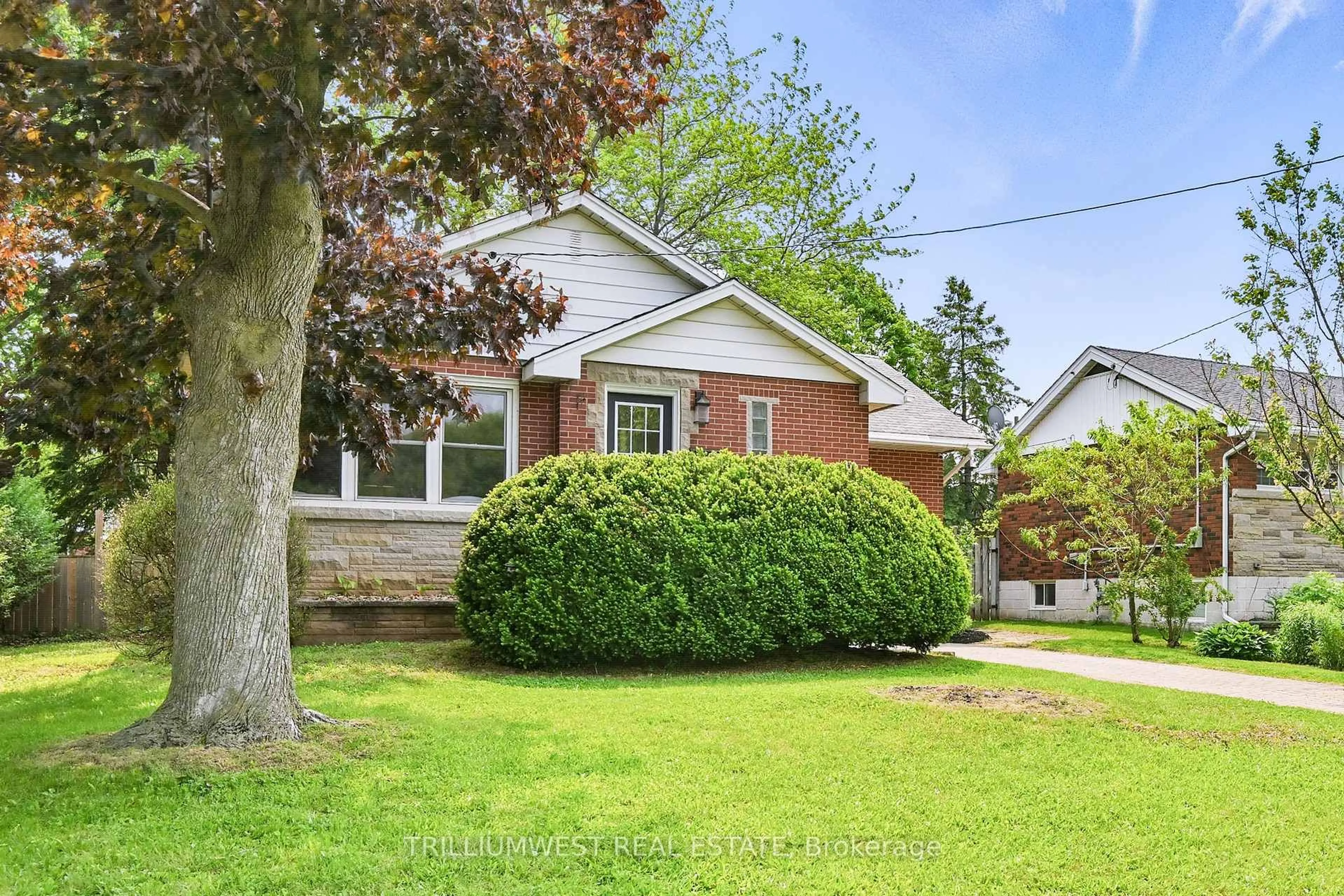 Home with brick exterior material, street for 10 Glenwood Ave, Grimsby Ontario L3M 3V7
